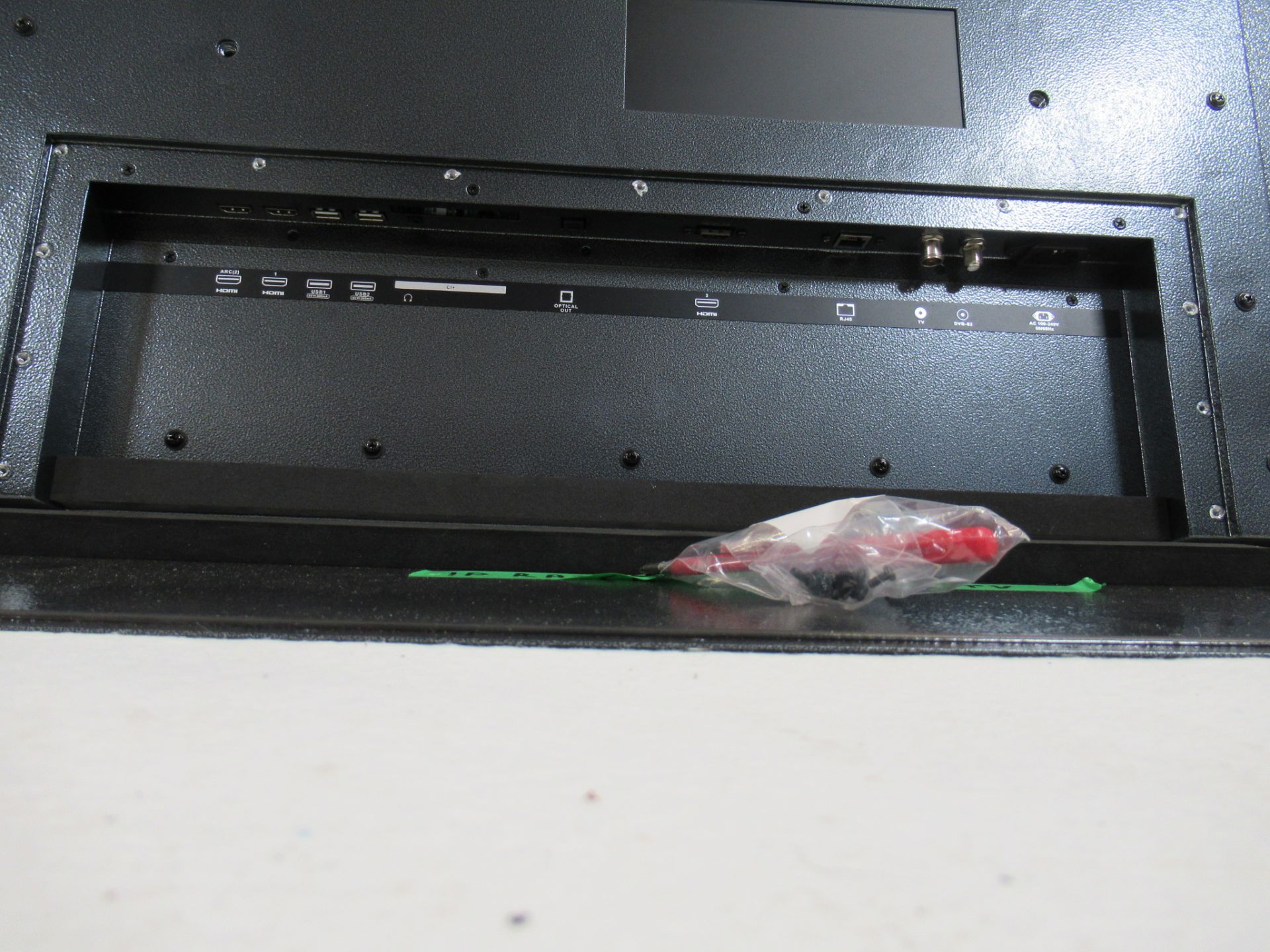 SYLVOX Partial Sun Outdoor 4K UHD 43" Smart TV - Image 8 of 9