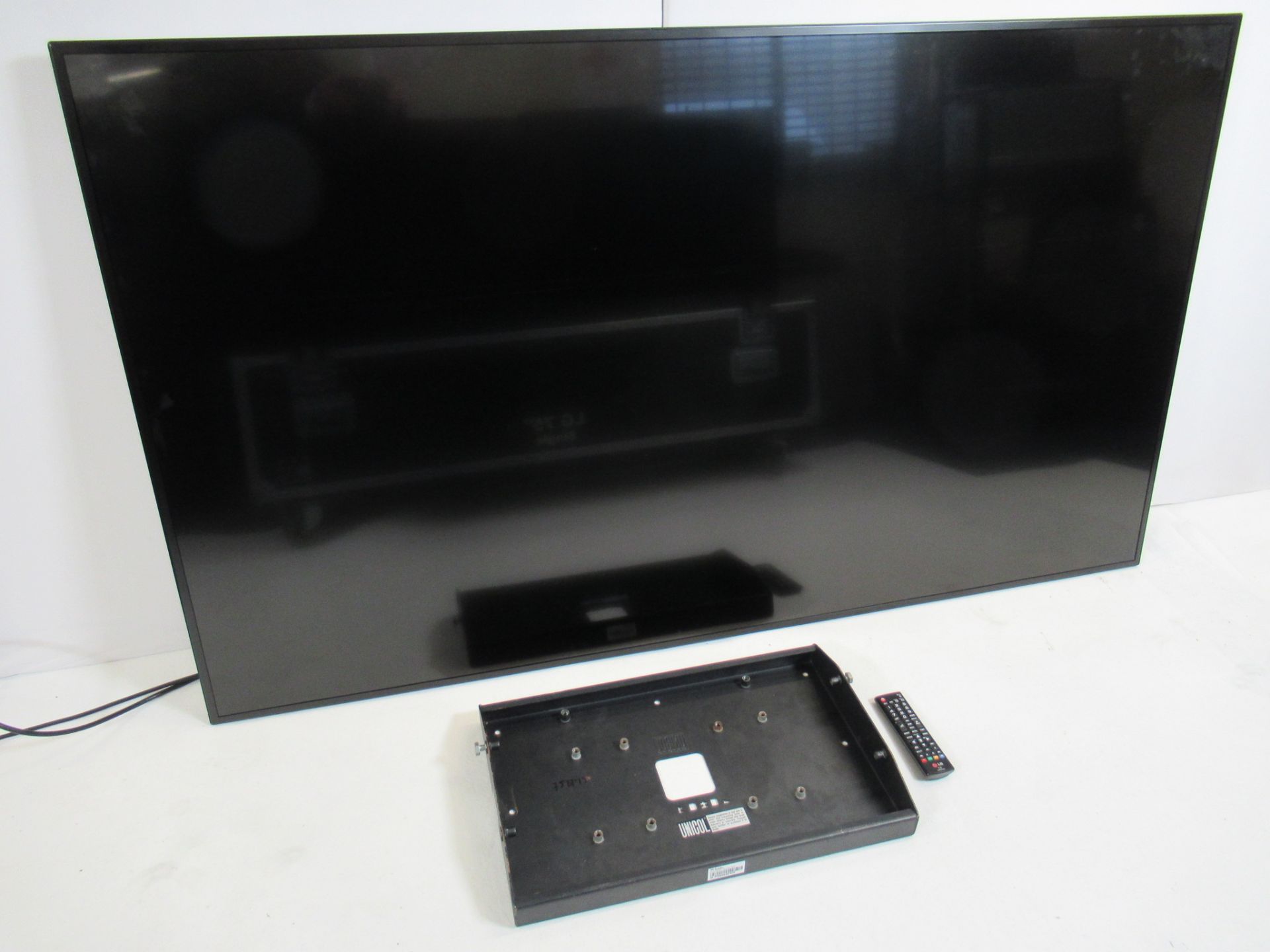 LG 75UM3C 75" LED-backlit LCD display - UHD 4K - Image 2 of 14