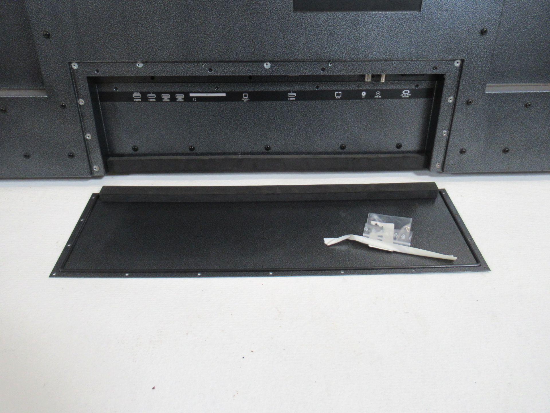 SYLVOX Full Sun Outdoor 4K UHD 55" Smart TV - Image 9 of 11