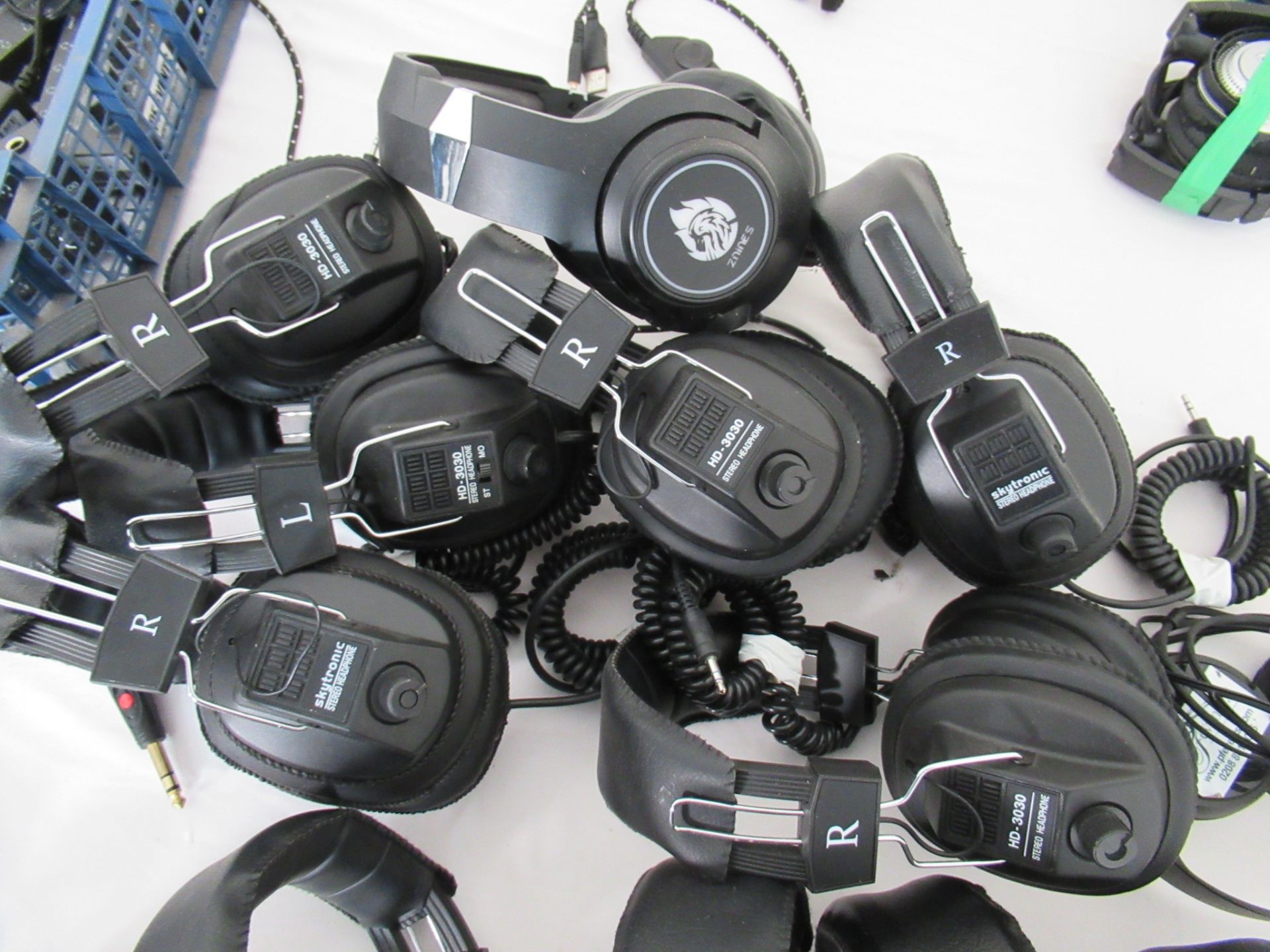 Twenty-Two assorted headphones - Image 3 of 11