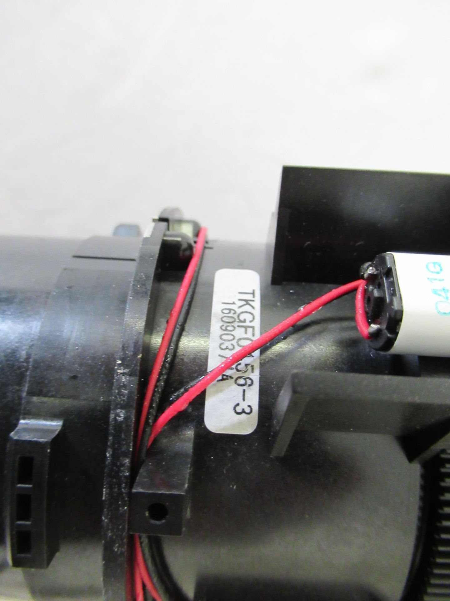 Panasonic TKGF0156-3 digital light processing projection standard zoom lens 1.7-2.4:1 - Image 3 of 11