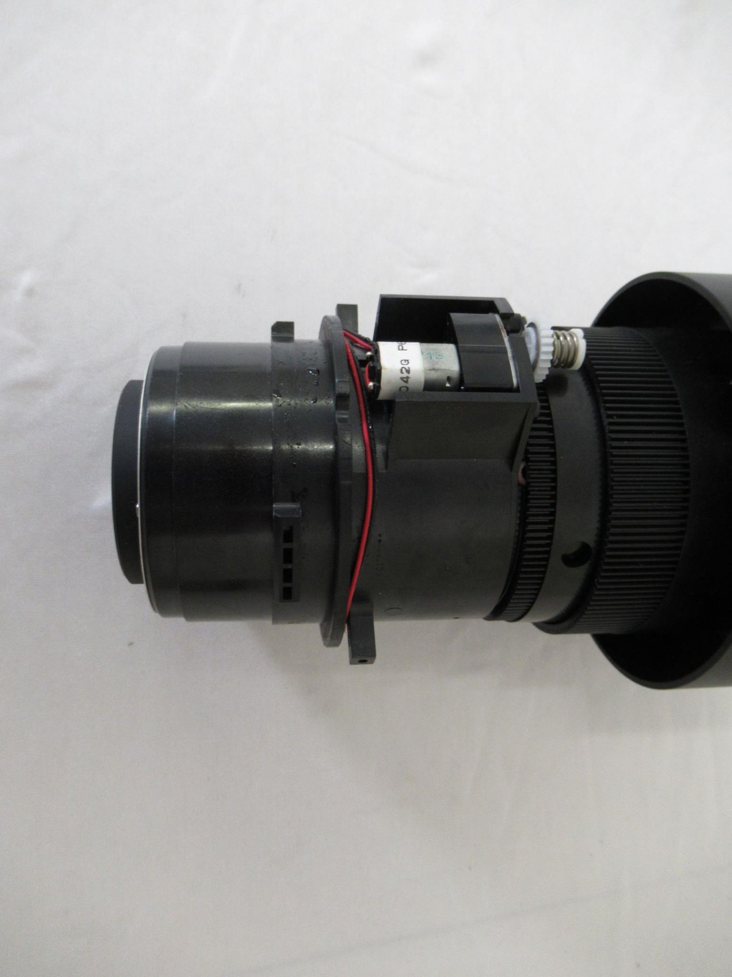 Panasonic TKGF0156-3 digital light processing projection standard zoom lens 1.7-2.4:1 - Image 4 of 11