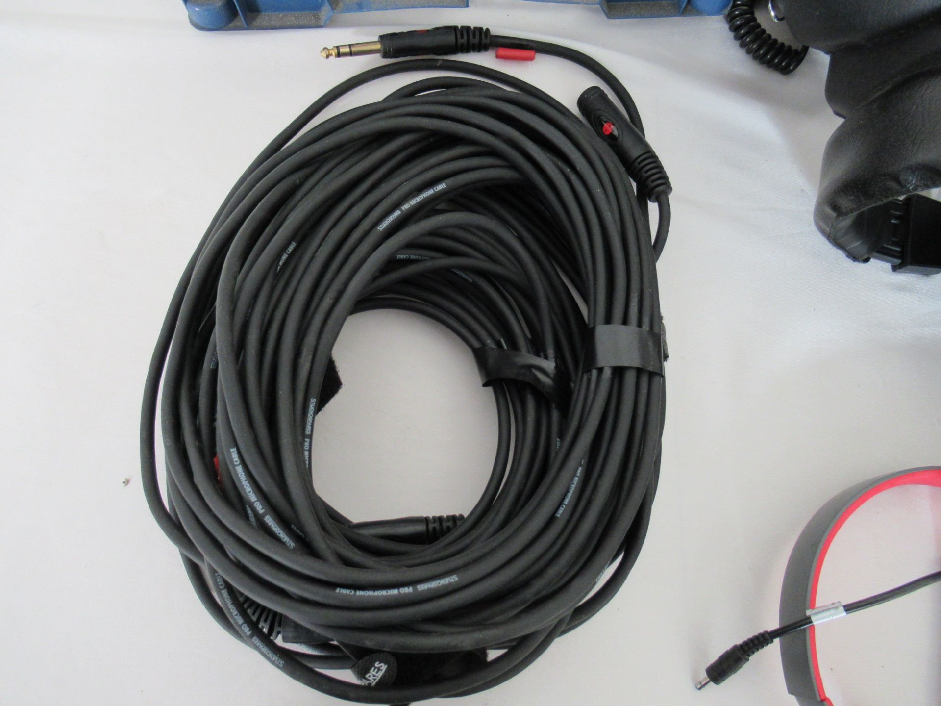 Twenty-Two assorted headphones - Image 9 of 11