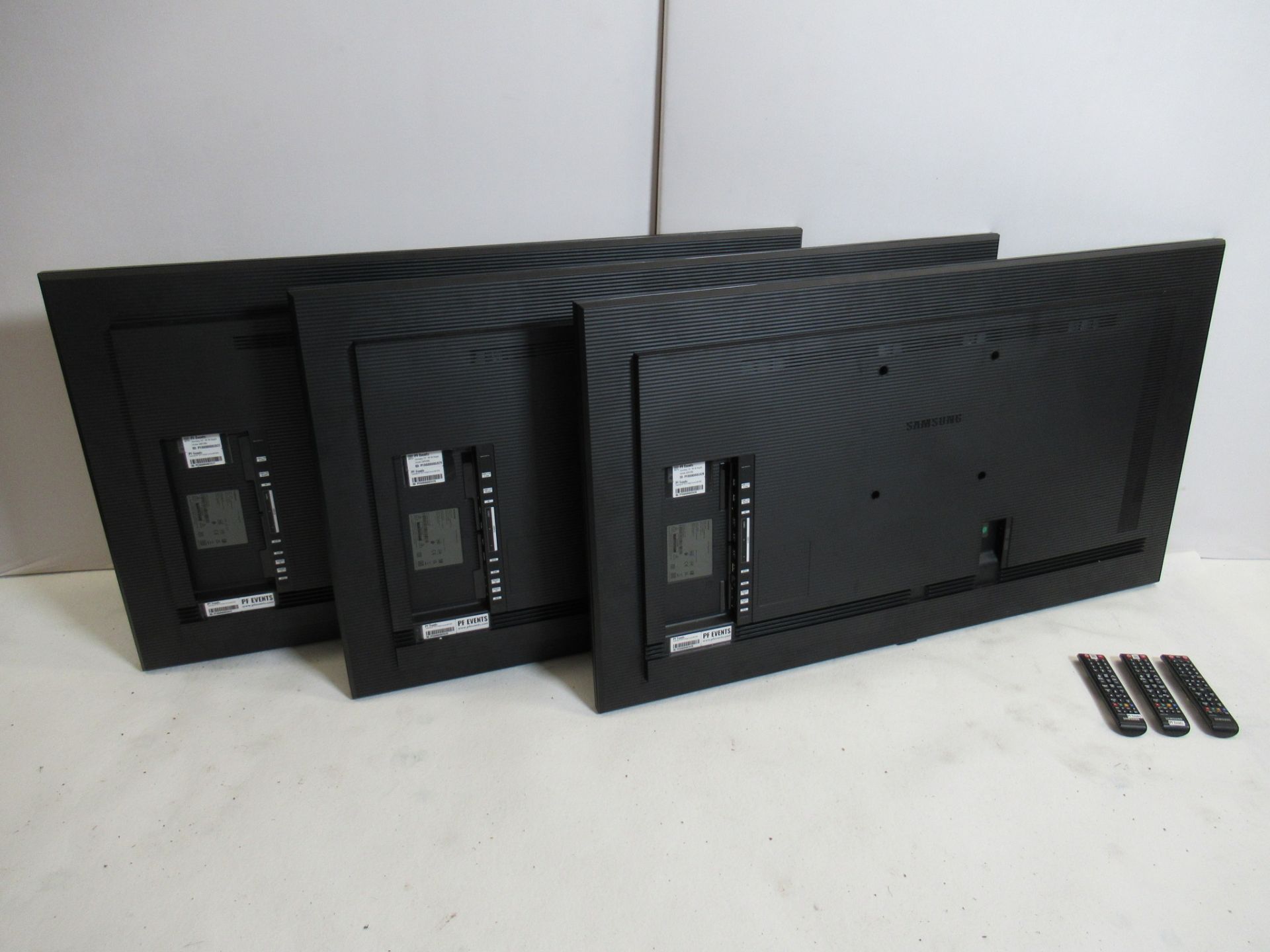 (3) Samsung QH50B 50" LED-backlit LCD display 4K - Image 3 of 8