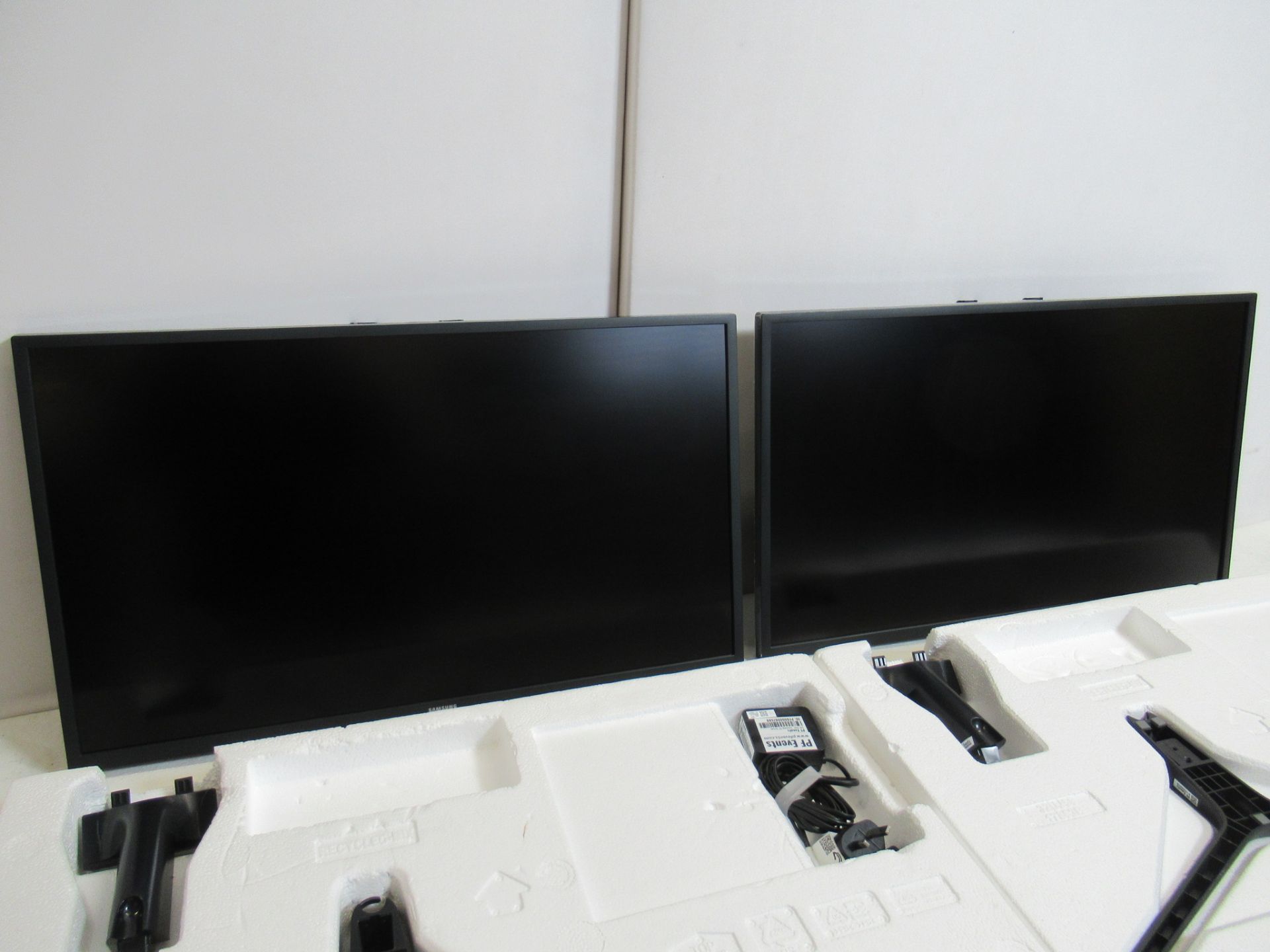 (2) Samsung U32J590UQP - UJ59 Series - 32" LED monitor - 4K - Image 2 of 8