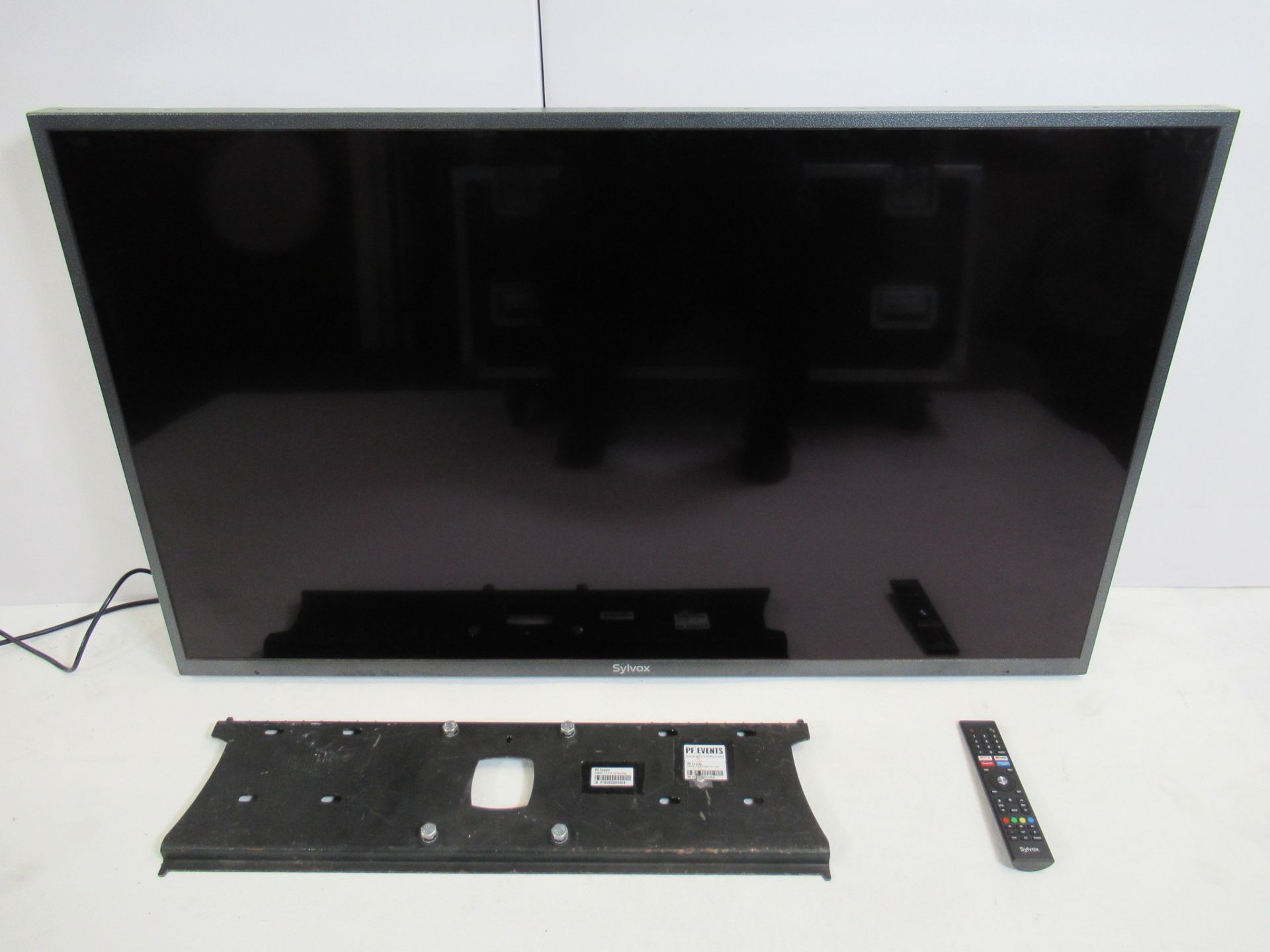 SYLVOX Full Sun Outdoor 4K UHD 55" Smart TV - Image 2 of 13