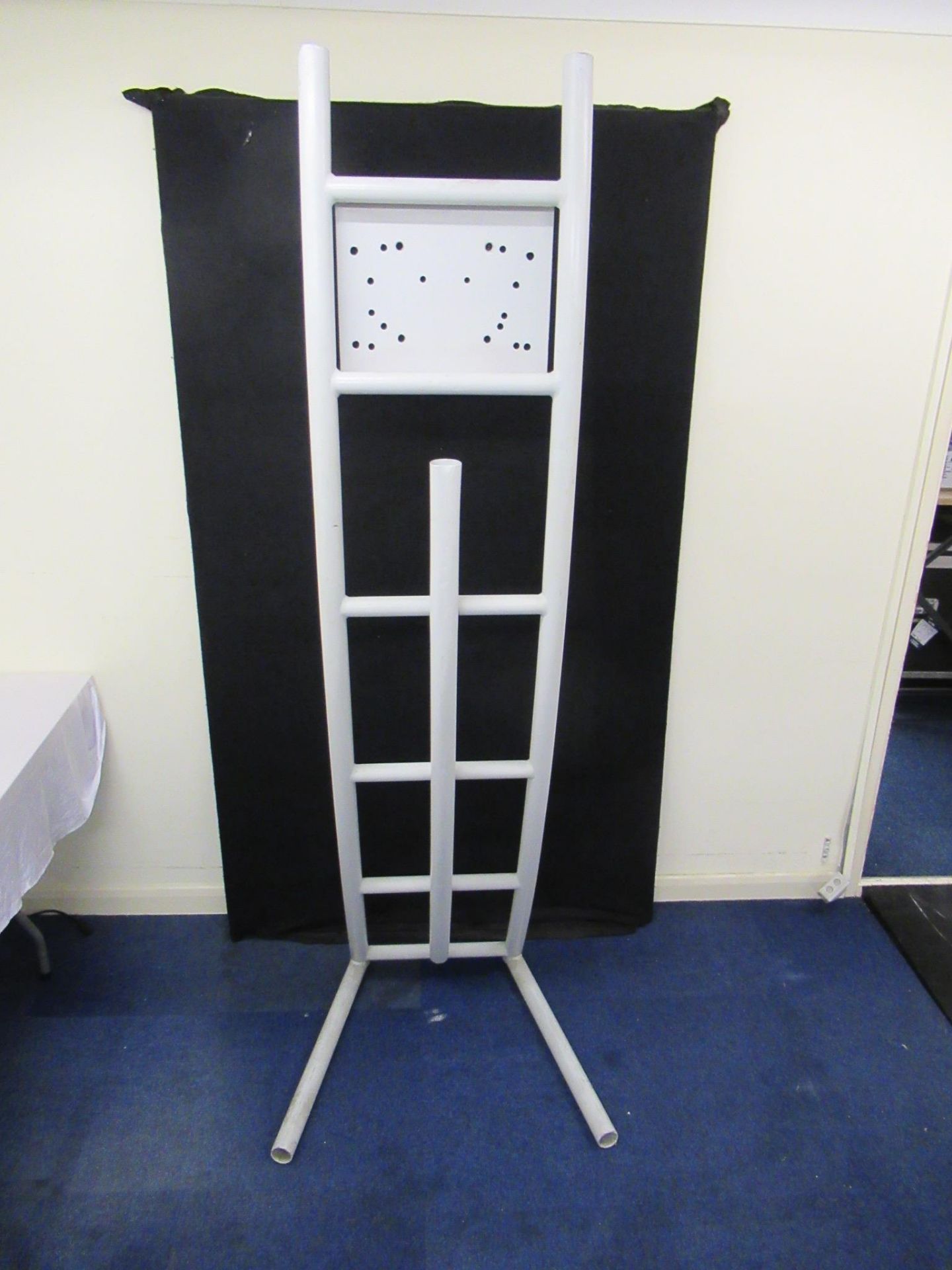 White tubular steel screen stand - Image 3 of 4