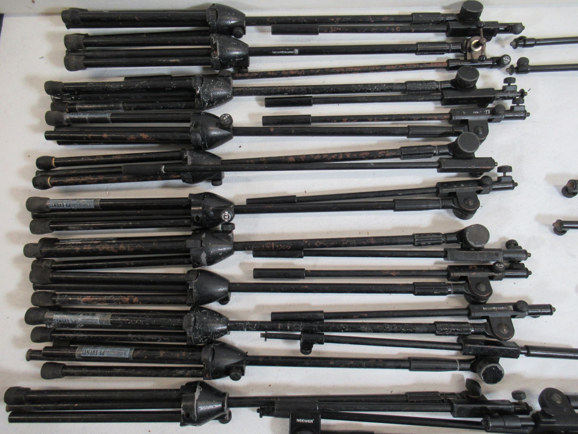 Assorted K&M, Beyerdynamic and Neewer boom tripod microphone stands - Image 3 of 4