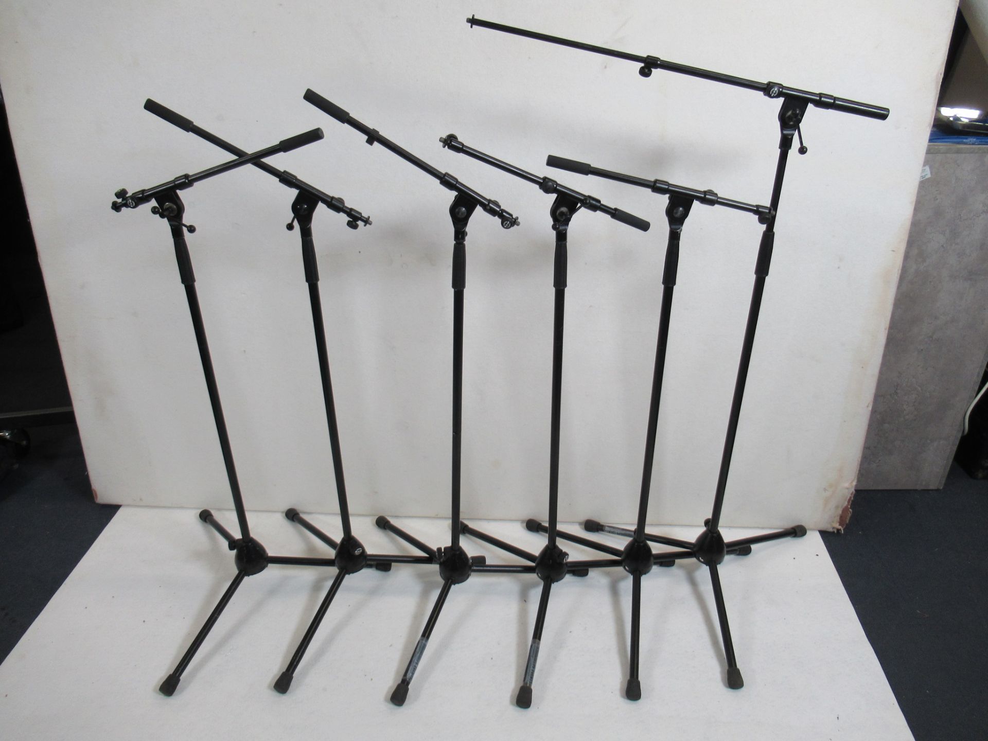 (6) K&M telescopic boom tripod microphone stands - Image 2 of 6