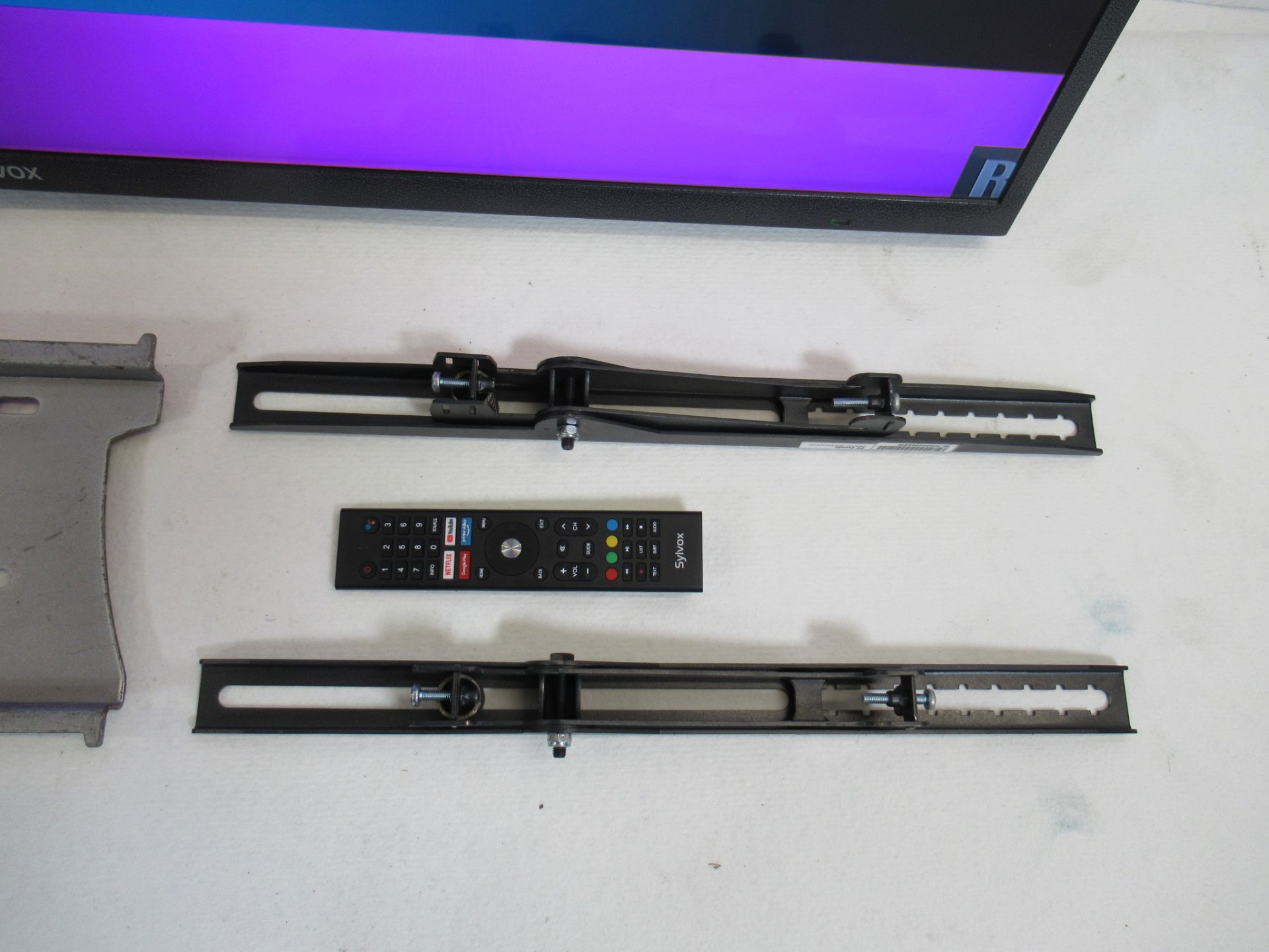 SYLVOX Full Sun Outdoor 4K UHD 55" Smart TV - Image 3 of 11