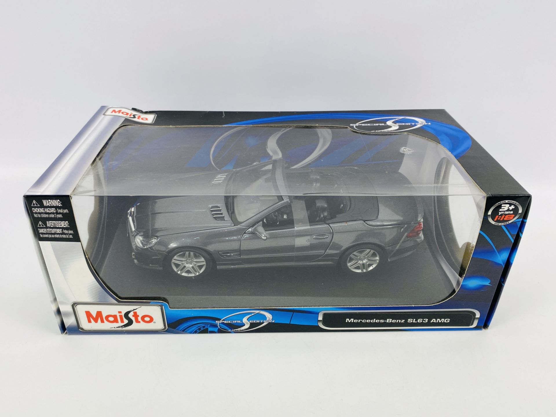 A collection of three 'Maisto' 1/18 scale boxed model cars - Image 4 of 10