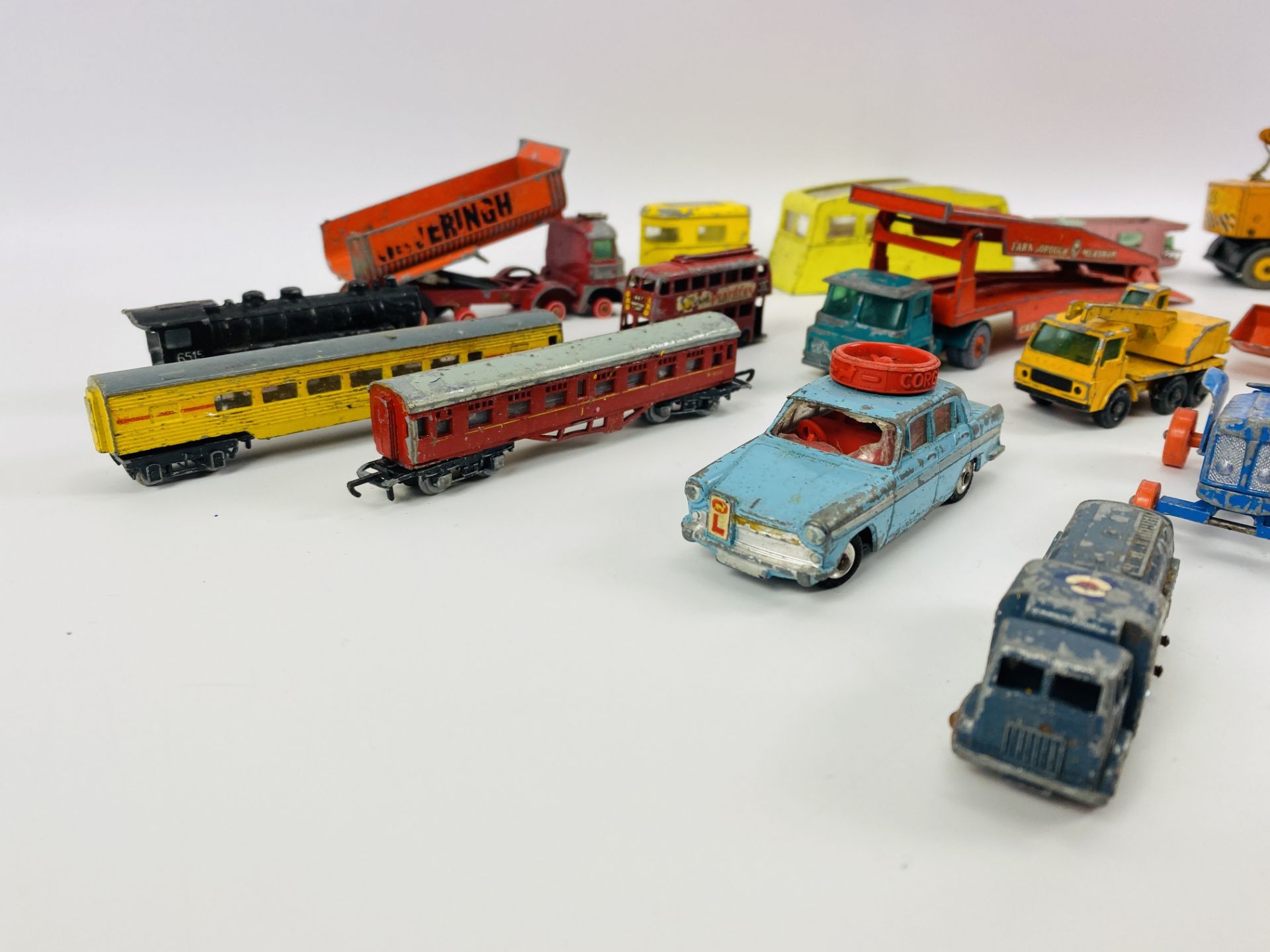 A collection of various vintage toy cars, to include Dinky, Corgi, Matchbox, etc - Image 4 of 10