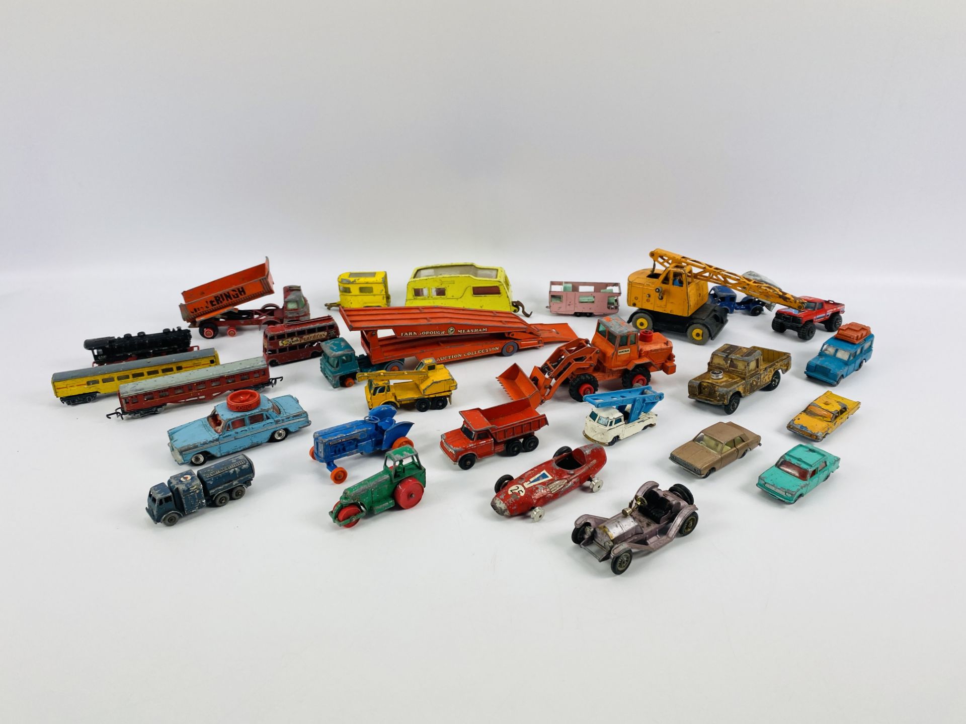 A collection of various vintage toy cars, to include Dinky, Corgi, Matchbox, etc - Image 2 of 10