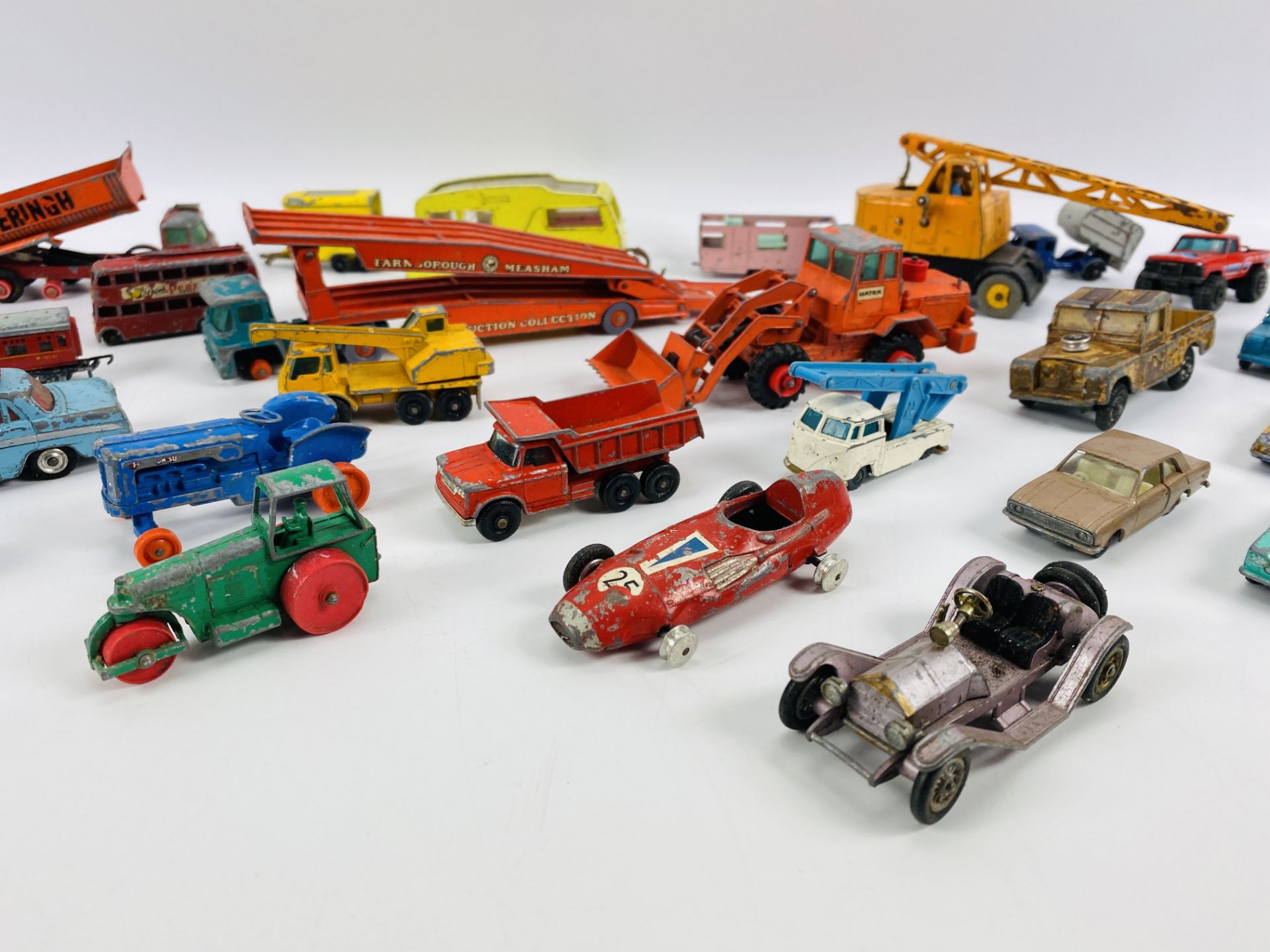 A collection of various vintage toy cars, to include Dinky, Corgi, Matchbox, etc - Image 5 of 10