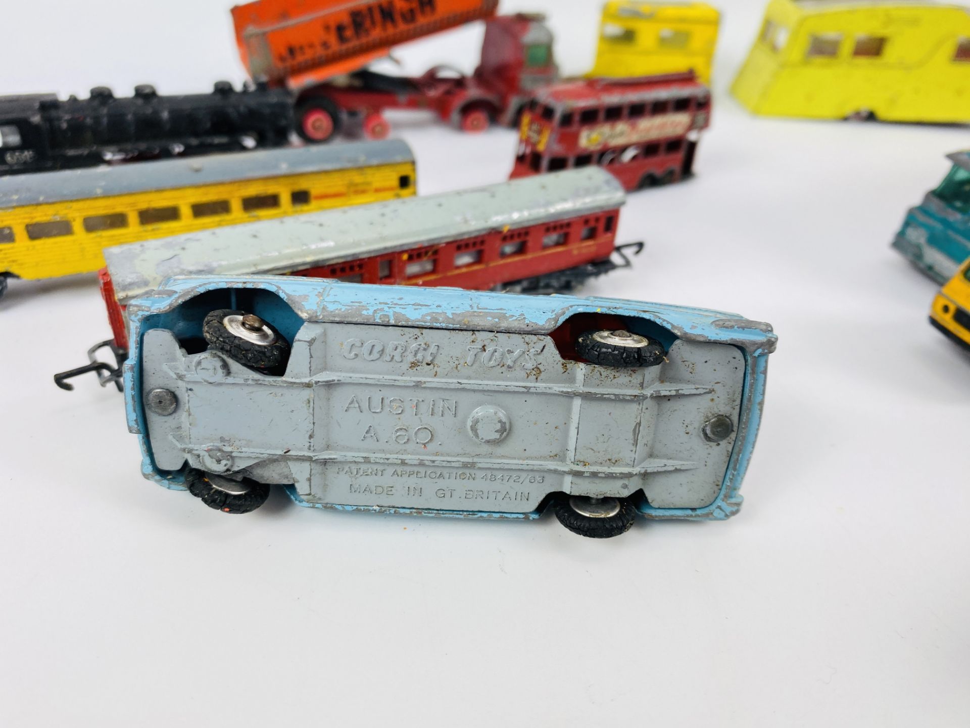 A collection of various vintage toy cars, to include Dinky, Corgi, Matchbox, etc - Image 9 of 10
