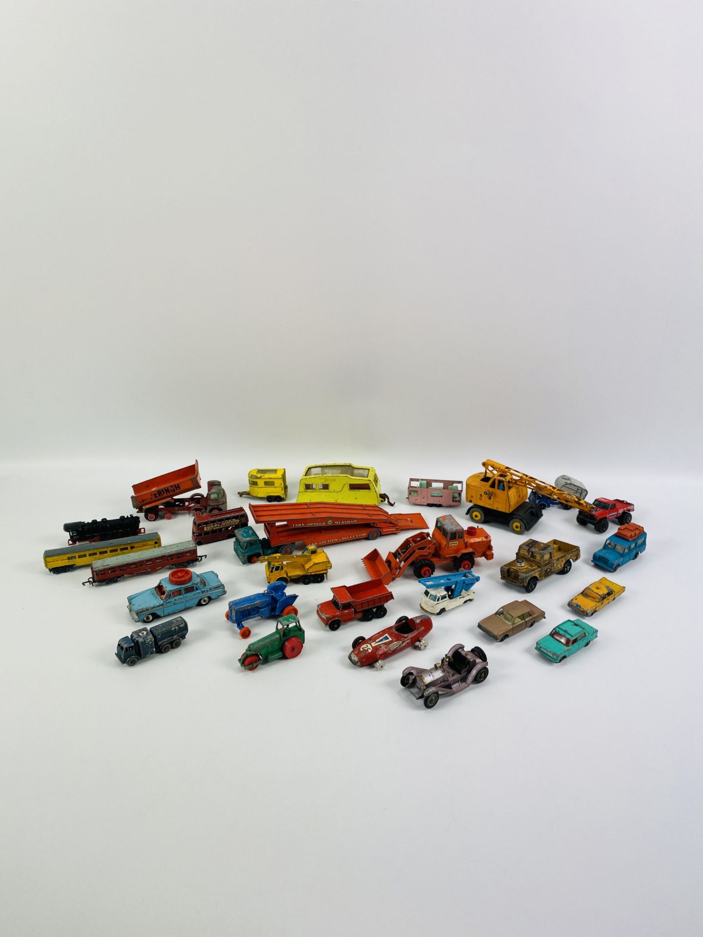 A collection of various vintage toy cars, to include Dinky, Corgi, Matchbox, etc - Image 10 of 10
