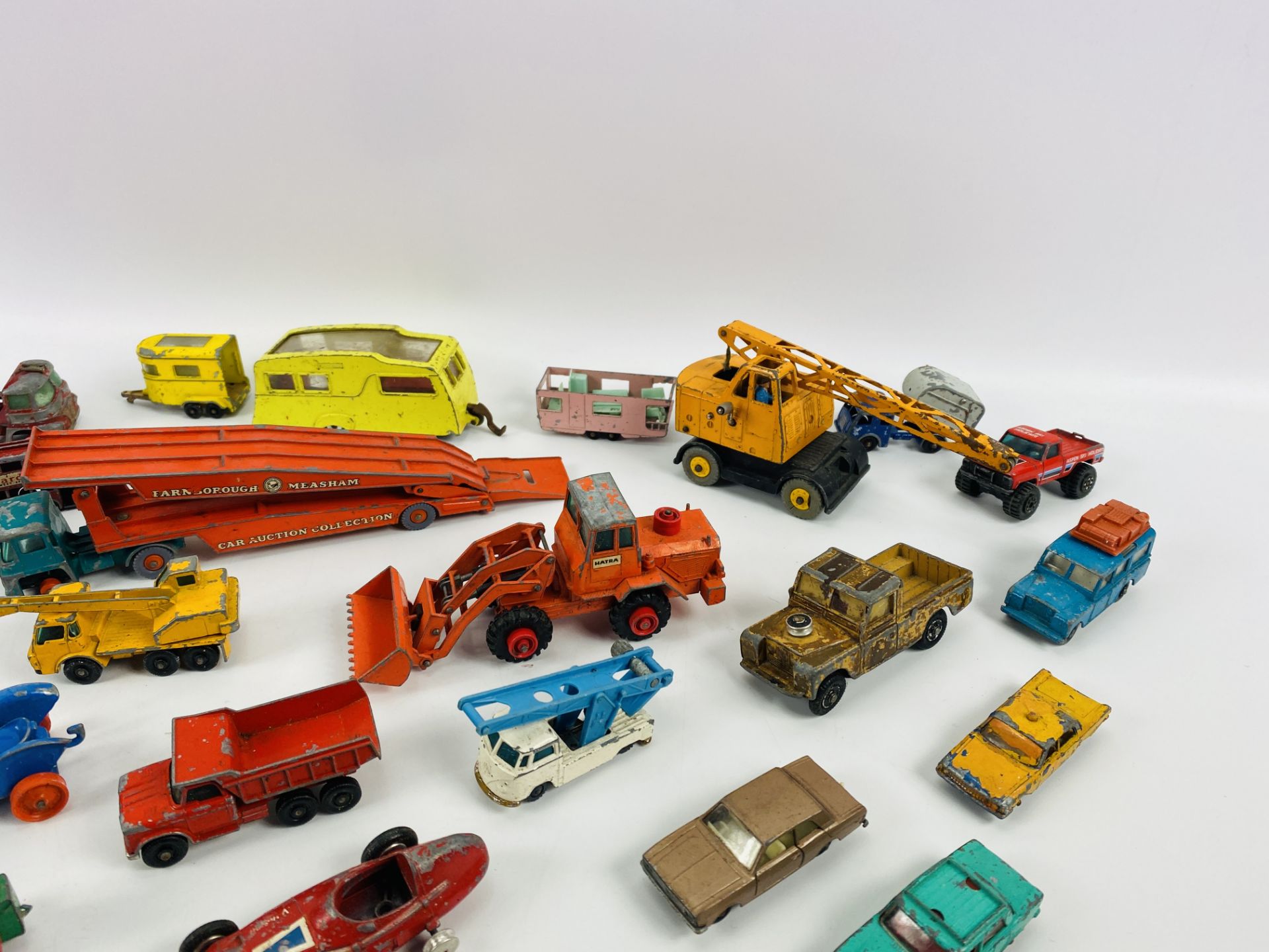 A collection of various vintage toy cars, to include Dinky, Corgi, Matchbox, etc - Image 6 of 10