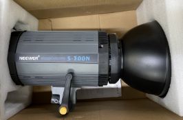 1 x Neewer S-300N 60cm Octagonal Softbox LED Photography Light Flash Lamp