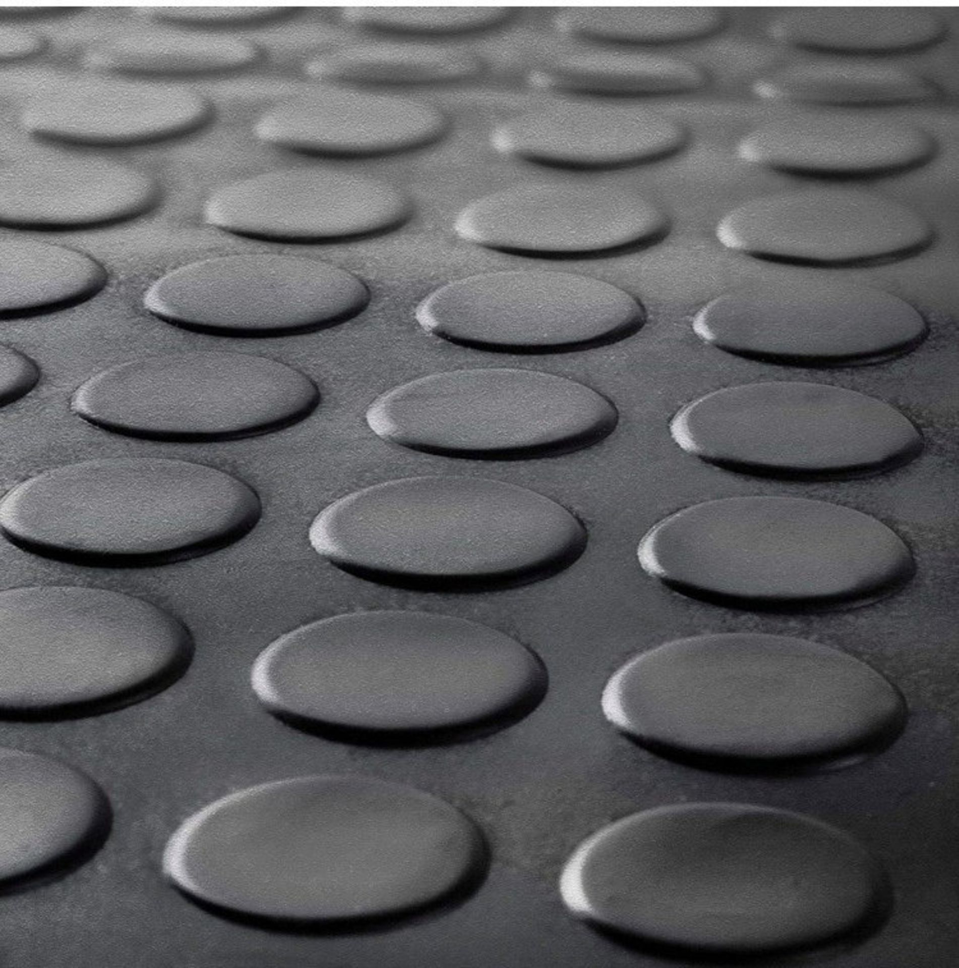 1 x Roll Of Rubber Workshop/Gym Flooring With A Stud/Coin Pattern - 22.5Sqm - RRP £2,160.00 - Ref:
