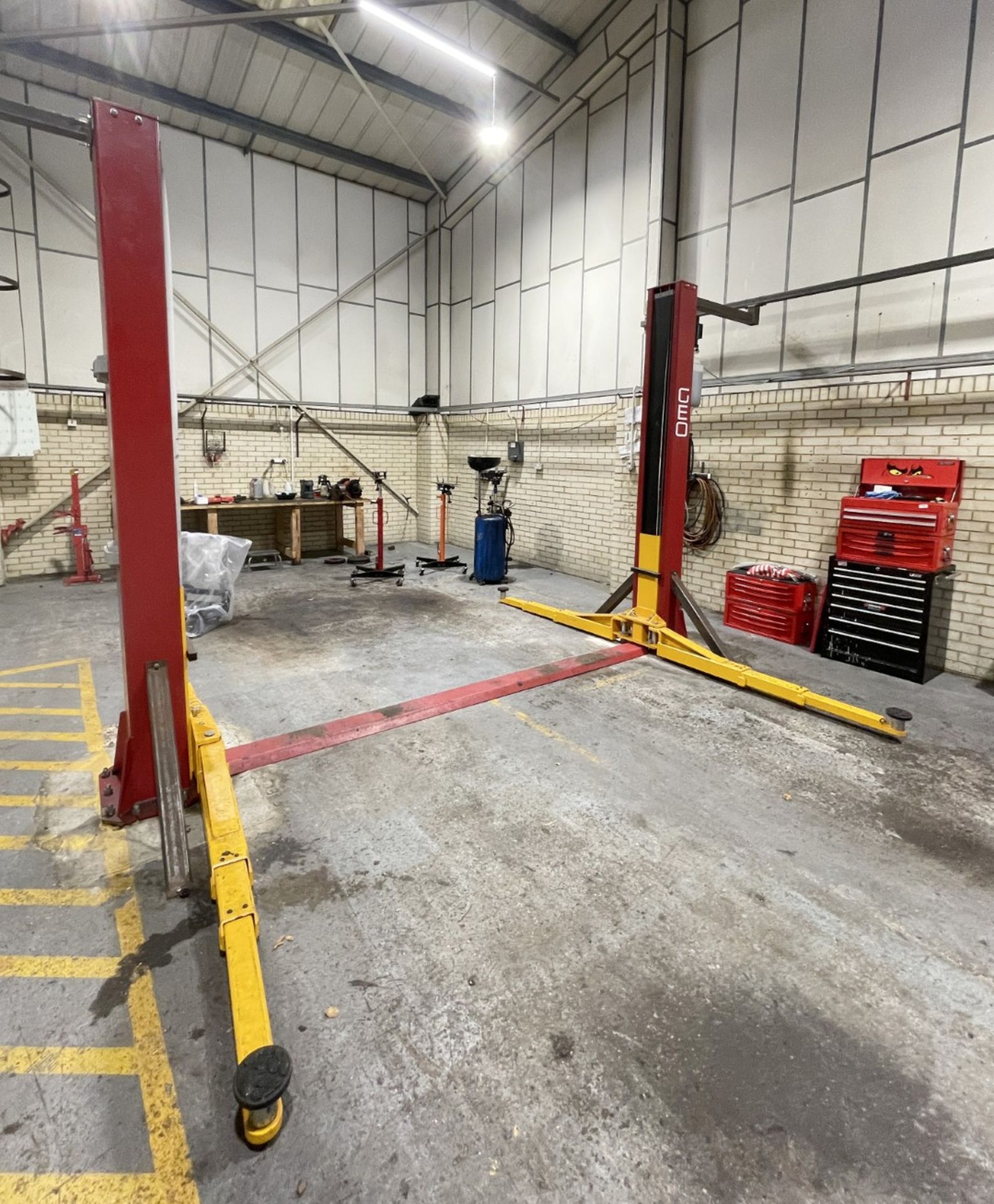1 x GEO Two Post Electronic Lock Release H Frame Vehicle Ramp with a 5. ...