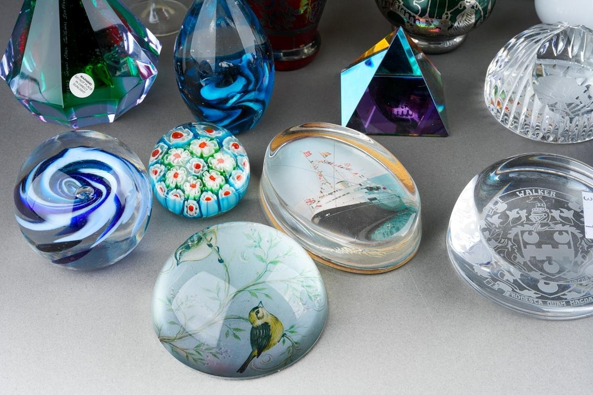 A collection of paperweights to include Langham and various Studio ...