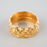 18ct gold wedding ring, 0.8cm wide, etched detail all around, UK size M, gross weight approx. 7.6g