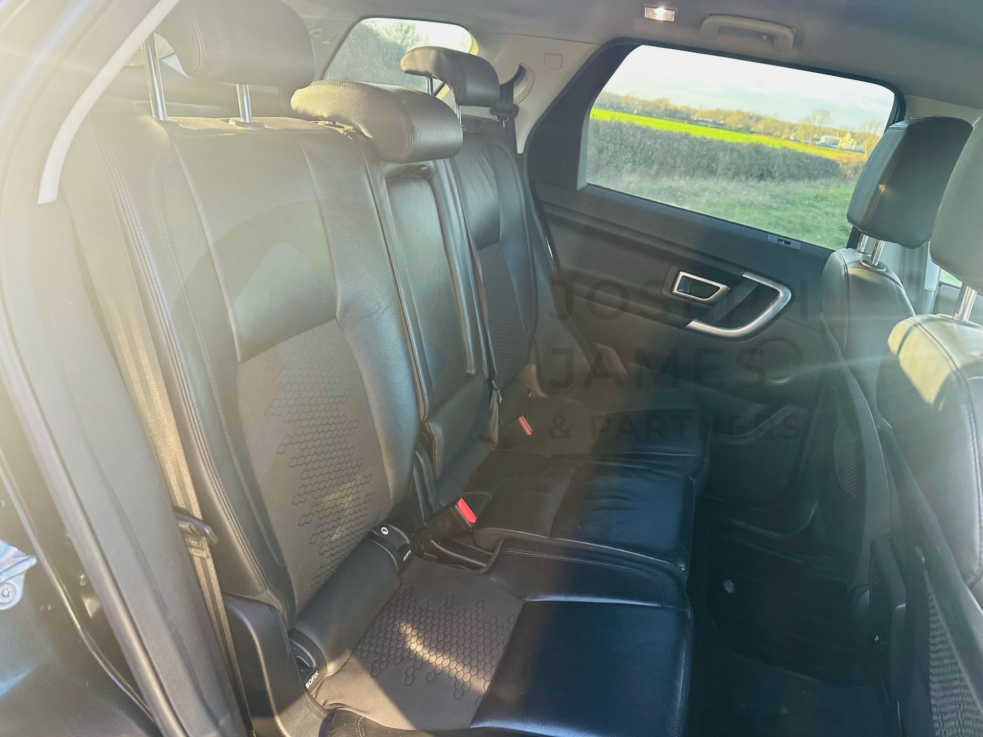 "ON SALE" LAND ROVER DISCOVERY SPORT *SE TECH* 7 SEATER SUV (2017 - EURO 6) 2.0 TD4 - AUTOMATIC*4WD* - Image 12 of 33