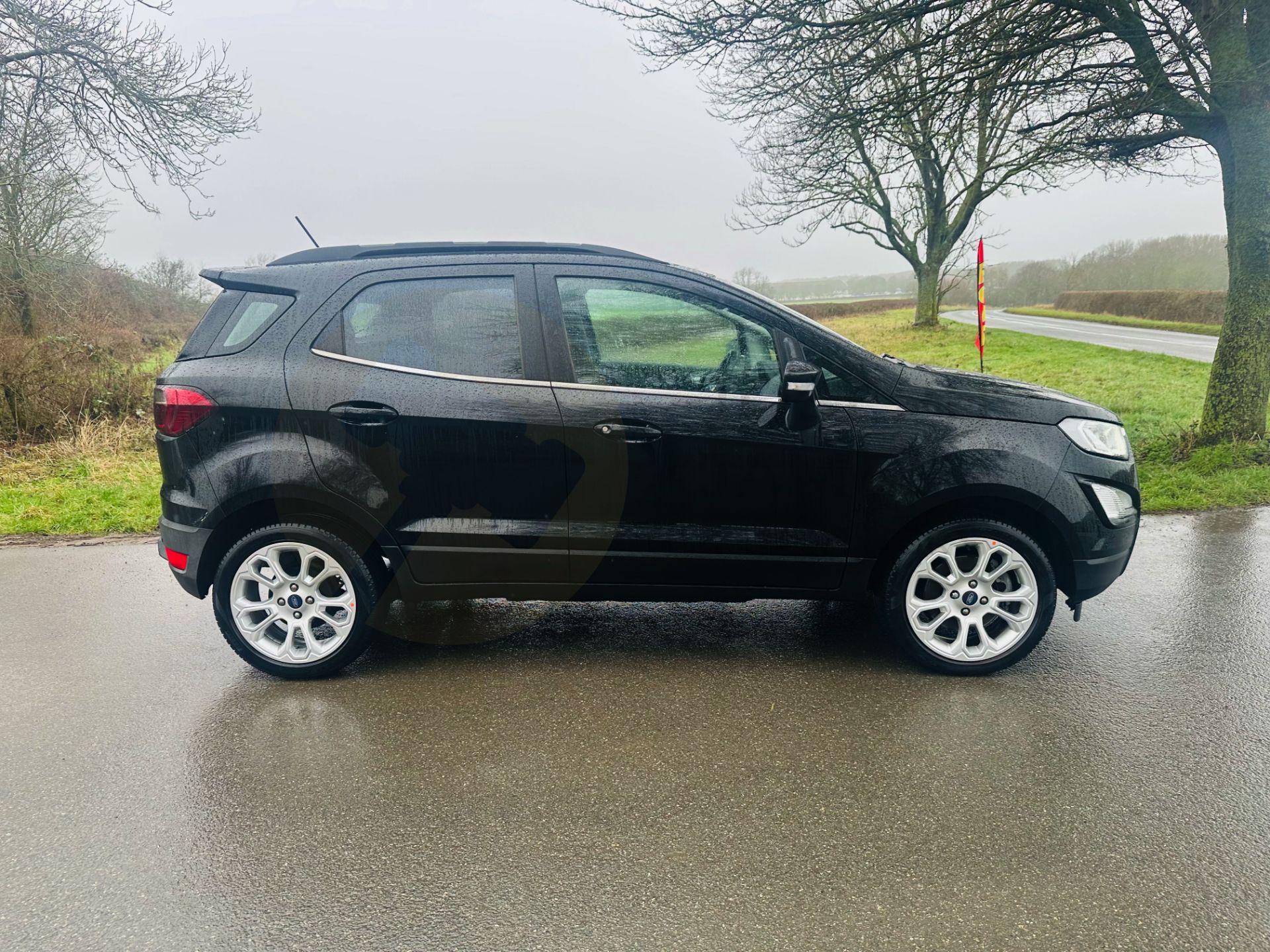 FORD ECOSPORT *TITANIUM* 5 DOOR (2022 - EURO 6) 1.0 ECOBOOST - AUTOMATIC S/S *ONLY 9,000 MILES* - Image 10 of 29