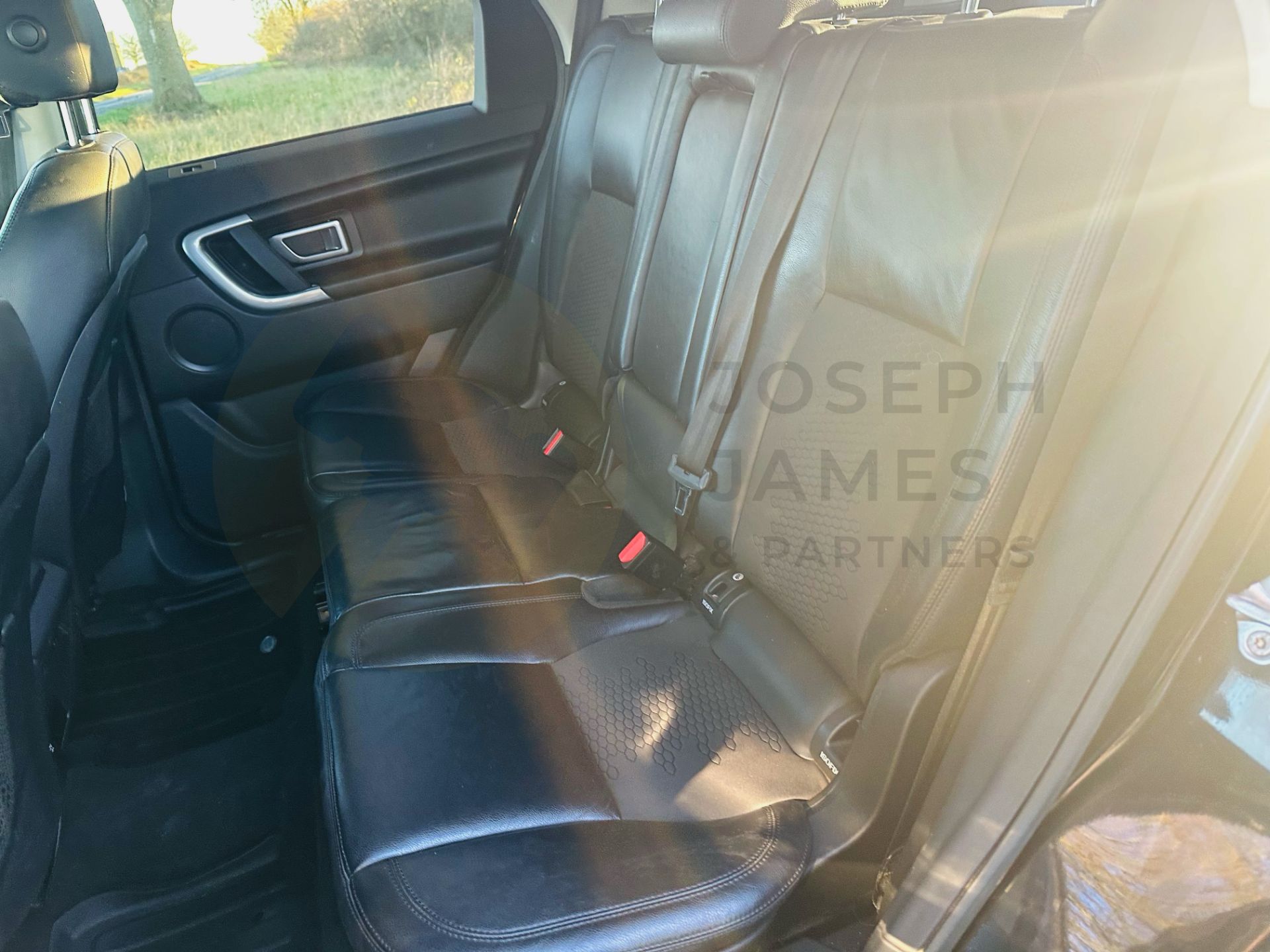 "ON SALE" LAND ROVER DISCOVERY SPORT *SE TECH* 7 SEATER SUV (2017 - EURO 6) 2.0 TD4 - AUTOMATIC*4WD* - Image 14 of 33