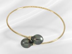 Armreif: sehr schön gearbeiteter Goldschmiede-Armreif mit 2 Tahiti-Perlen