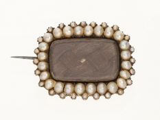 Brosche/Nadel: antike goldene Trauerbrosche mit geflochtenen Haaren, umrandet von Halbperlen, um 183