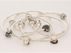 Konvolut silberne, neuwertige Pandora Armbänder mit 5 Charms/Anhängern