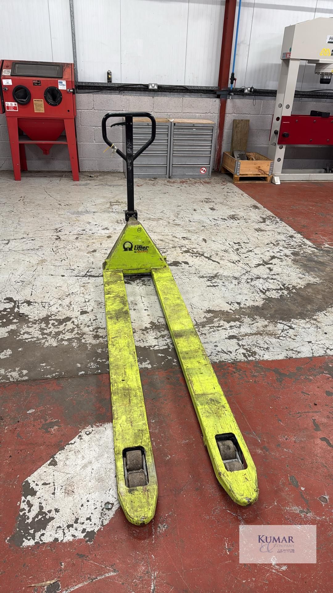 Extra Long Reach Hydraulic Pallet Lifter - Image 4 of 5