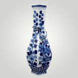 Vase mit zartem Drachenrelief