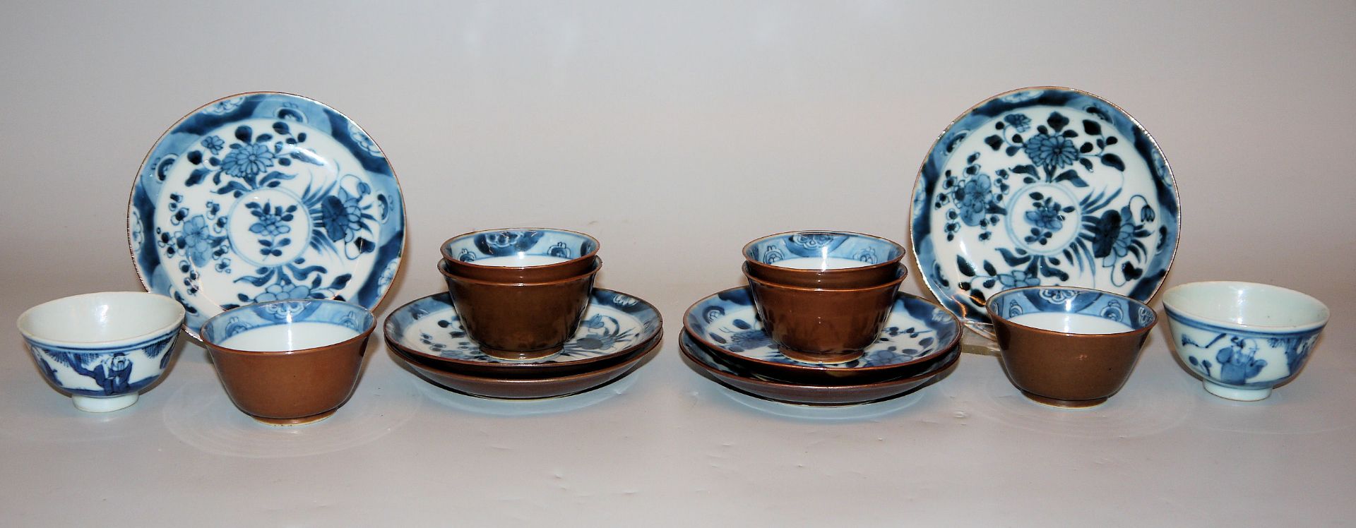 Acht Koppchen und sechs Untertassen, Exportporzellan mit Sammlungsnummer August des Starken, China 