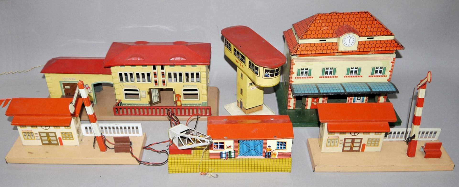 Umfangreiche Sammlung Spur 0 Eisenbahnzubehör, u.a. Bahnhöfe, Signale, 30 Teile verschiedene Herste