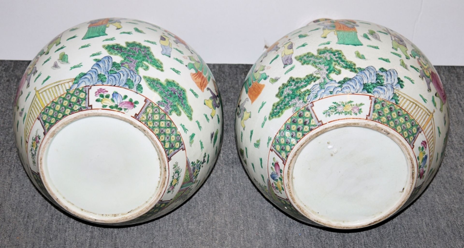 Paar Tianqiuping, repräsentative Porzellan-Bodenvasen, wohl Republik-Zeit, China 20. Jh. - Bild 4 aus 4