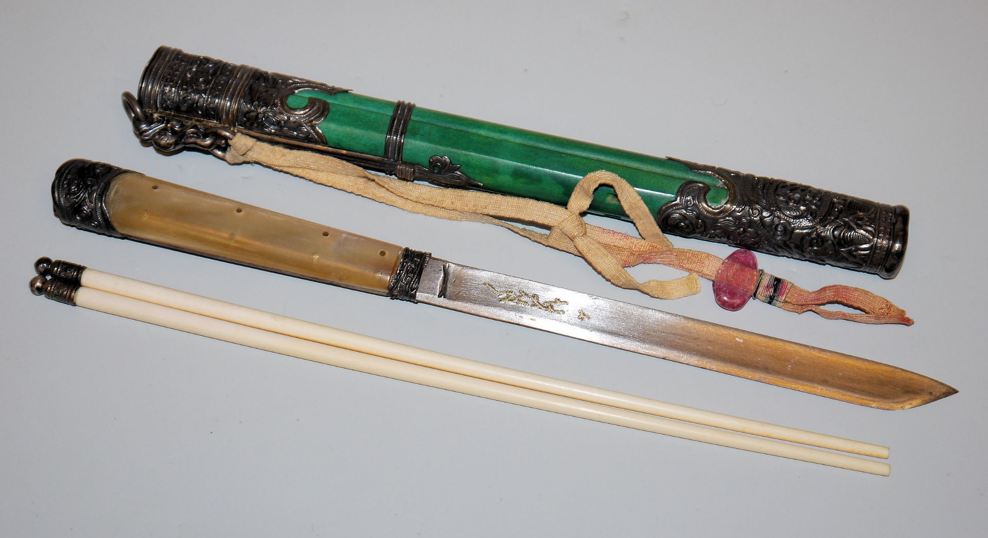 Ein chinesisches Essbesteck, die drei Glücksgötter und eine Schnitzlackdose - Bild 2 aus 3