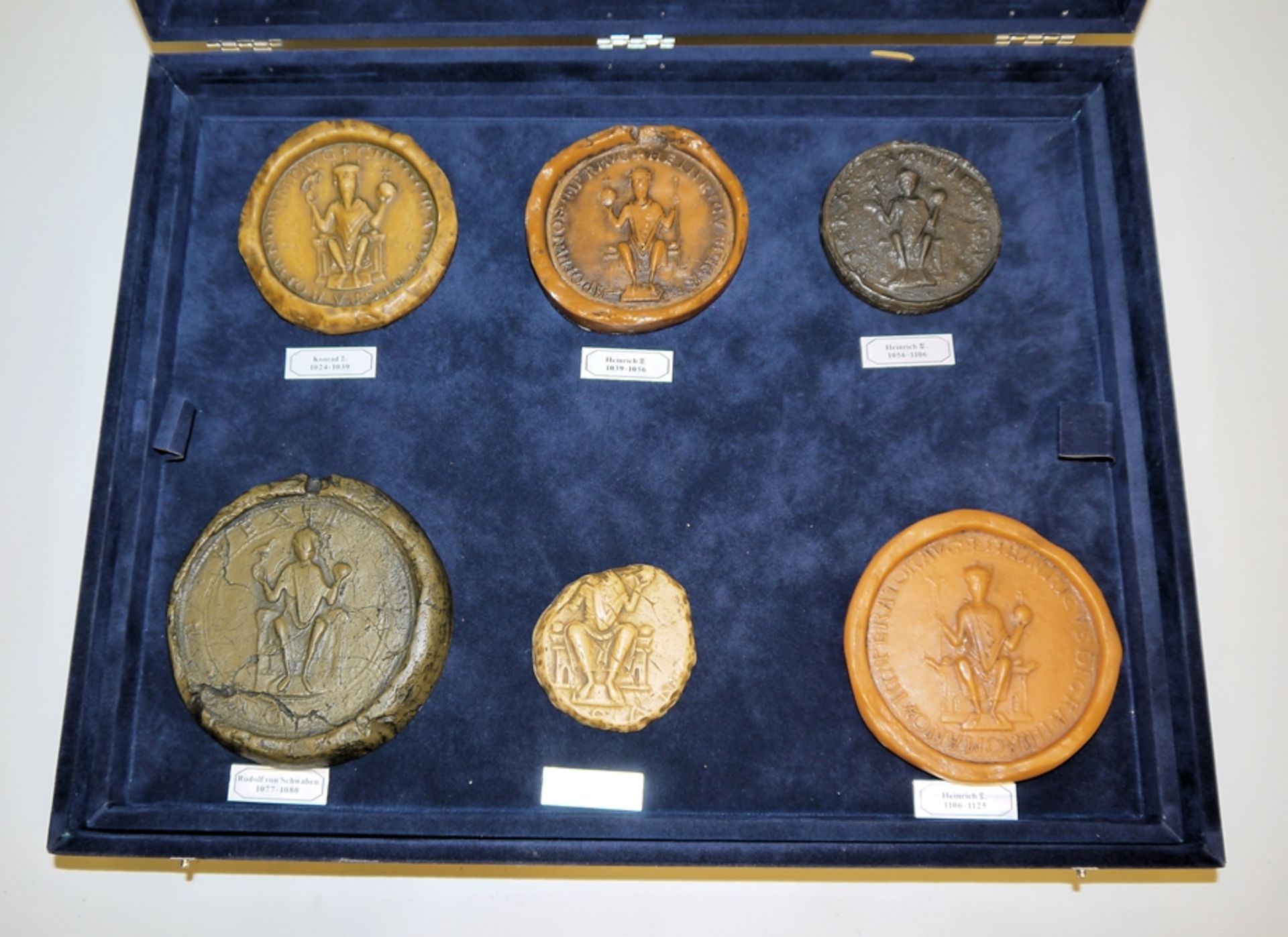 Gepflegte Sammlung "Siegel deutscher Kaiser und Könige" in vier Schatullen - Bild 2 aus 9