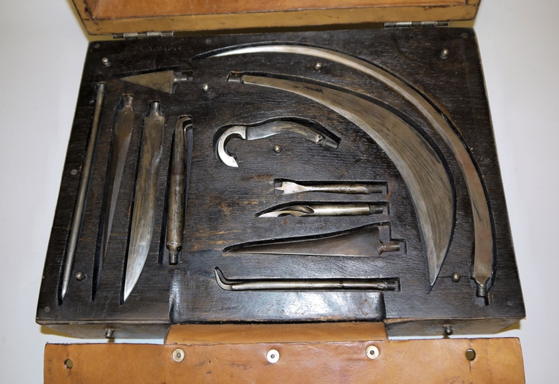 Wolfgang Bier, aufwendiger Objektkoffer mit Sensenhandschuh, div. einschraubbaren Eisenklingen, Hak - Bild 3 aus 4