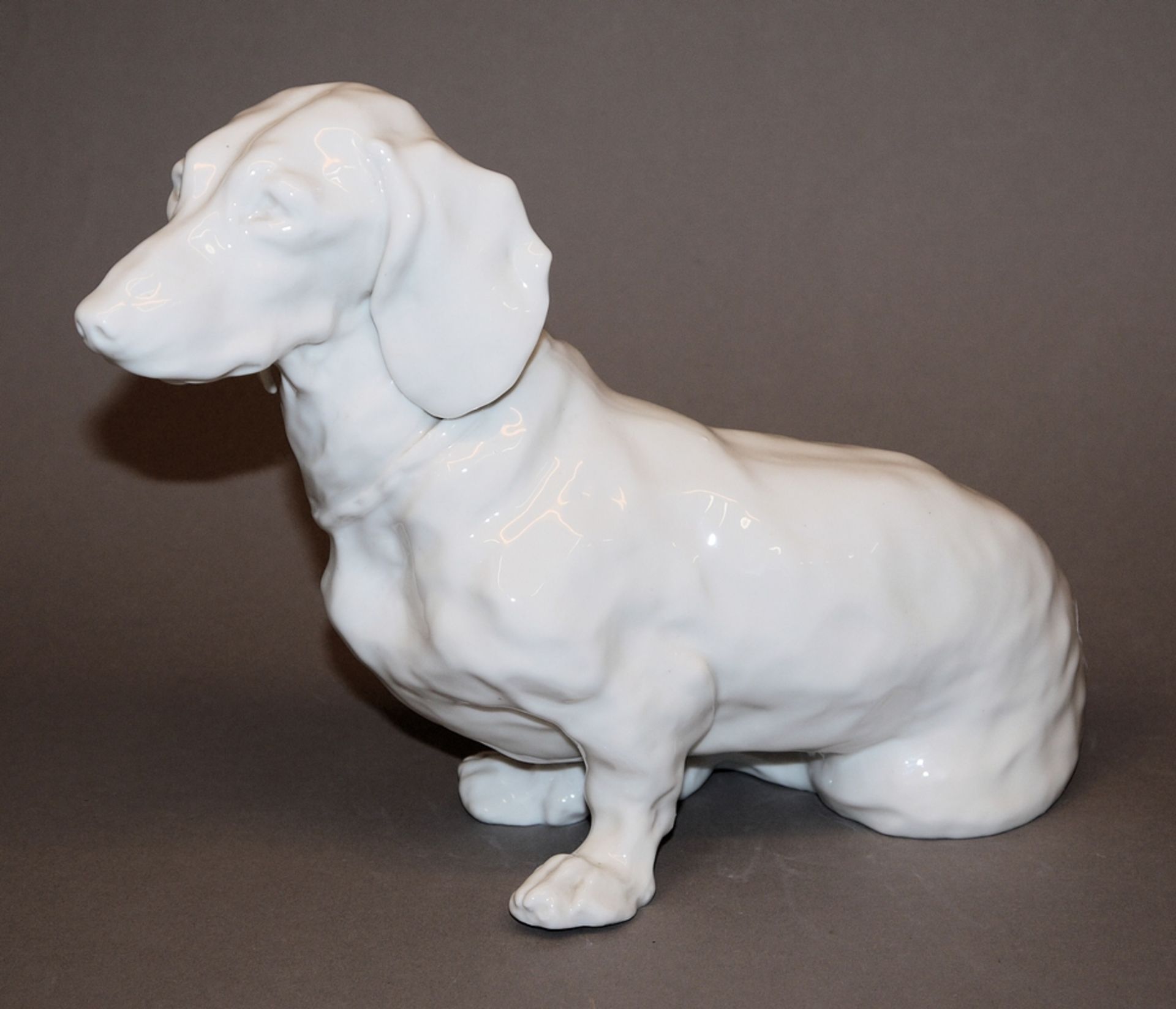Der preisgekrönte Dackel "Laborill von der Bergsteig", Porzellanplastik der Kgl. Porzellanmanufaktu