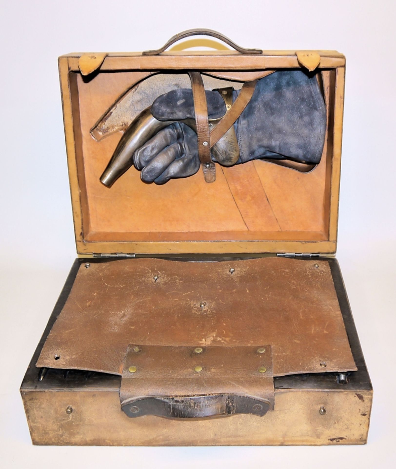 Wolfgang Bier, aufwendiger Objektkoffer mit Sensenhandschuh, div. einschraubbaren Eisenklingen, Hak