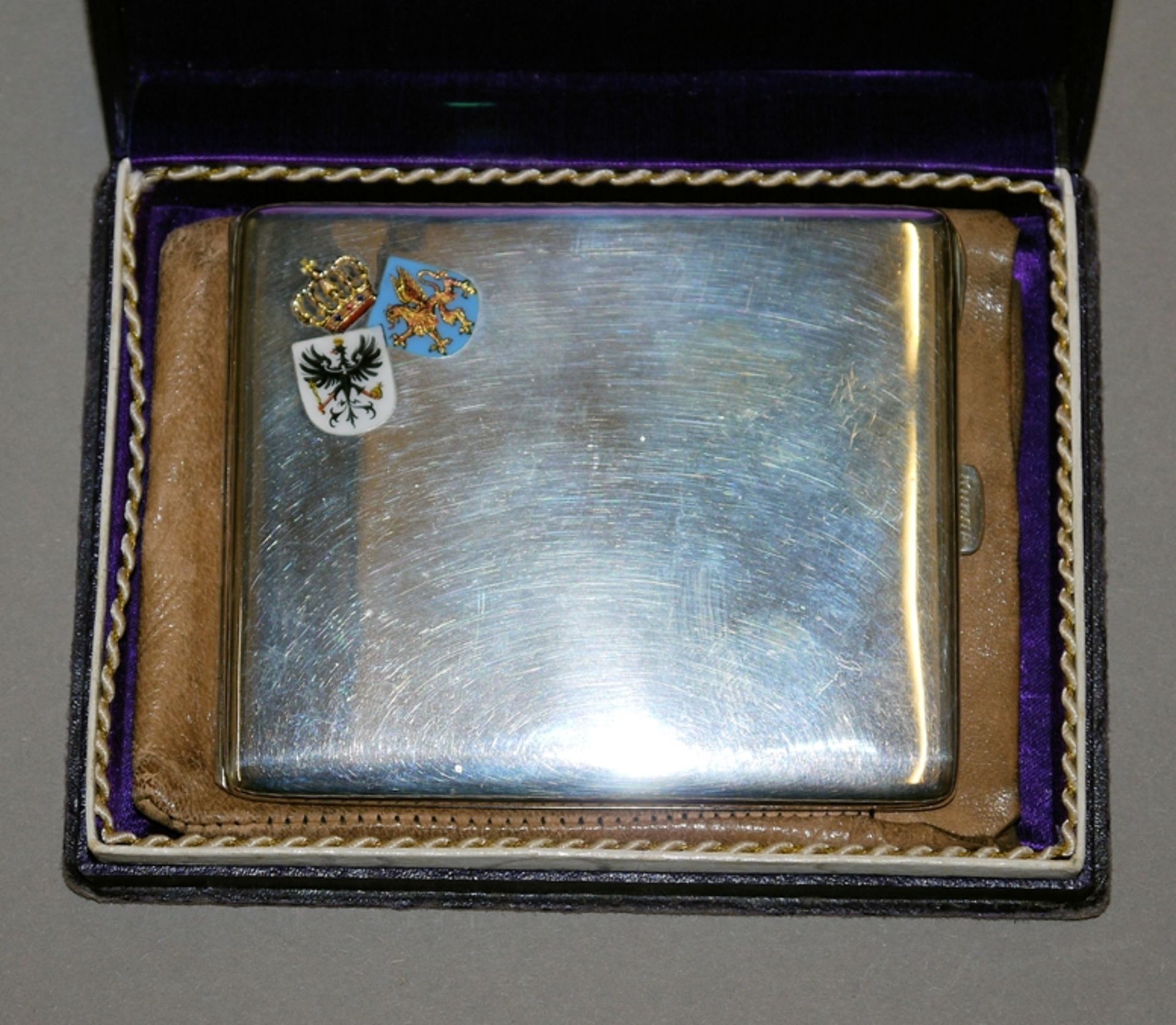 Silbernes Zigarettenetui mit Allianzwappen, datiert 1921