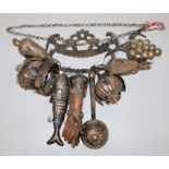 "Penca de Balangandan", afro-Brasilianisches Amulett aus Weißblech und Silber 