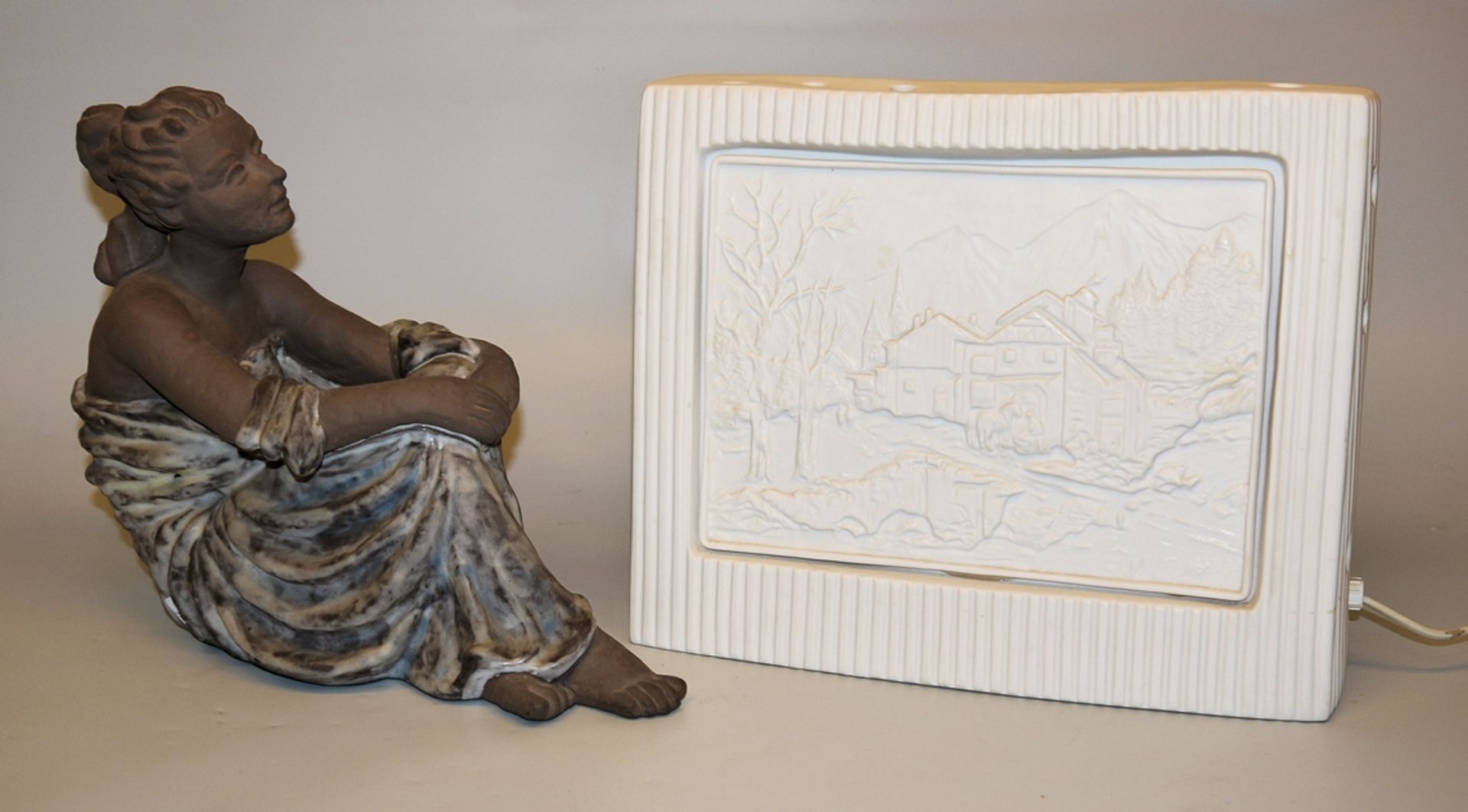 Keramikfigur "Sitzende" von Goldscheider Germany und Stimmungsleuchte mit Lithophanien