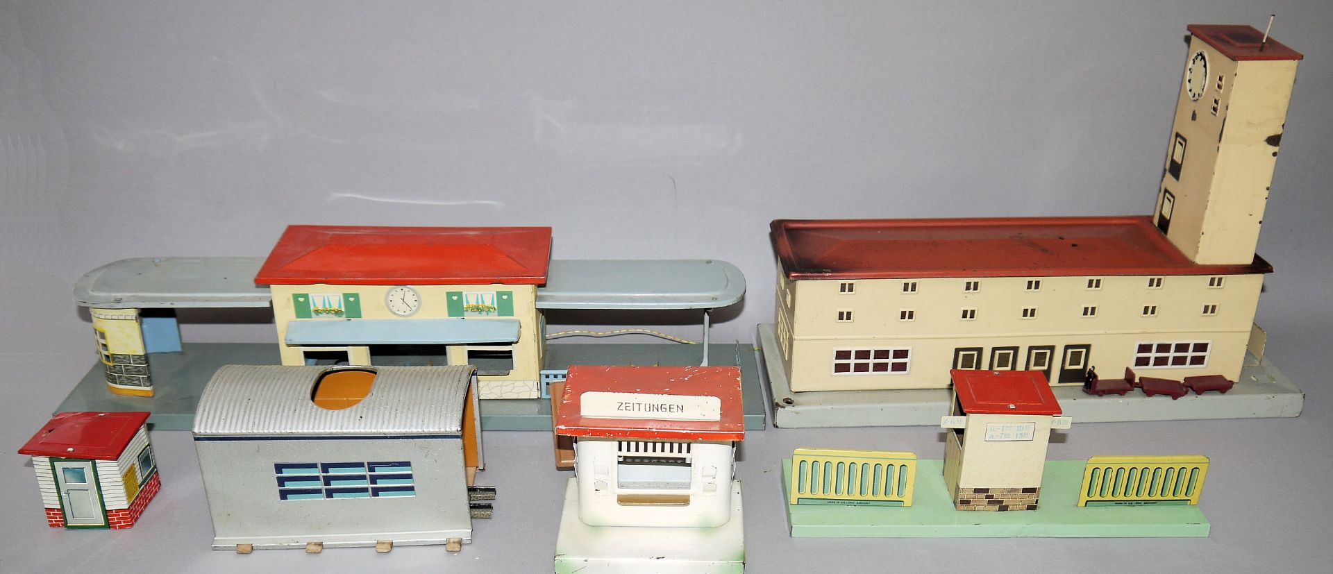 Umfangreiche Sammlung Spur 0 Eisenbahnzubehör, u.a. Bahnhöfe, Signale, 30 Teile verschiedene Herste - Bild 3 aus 4