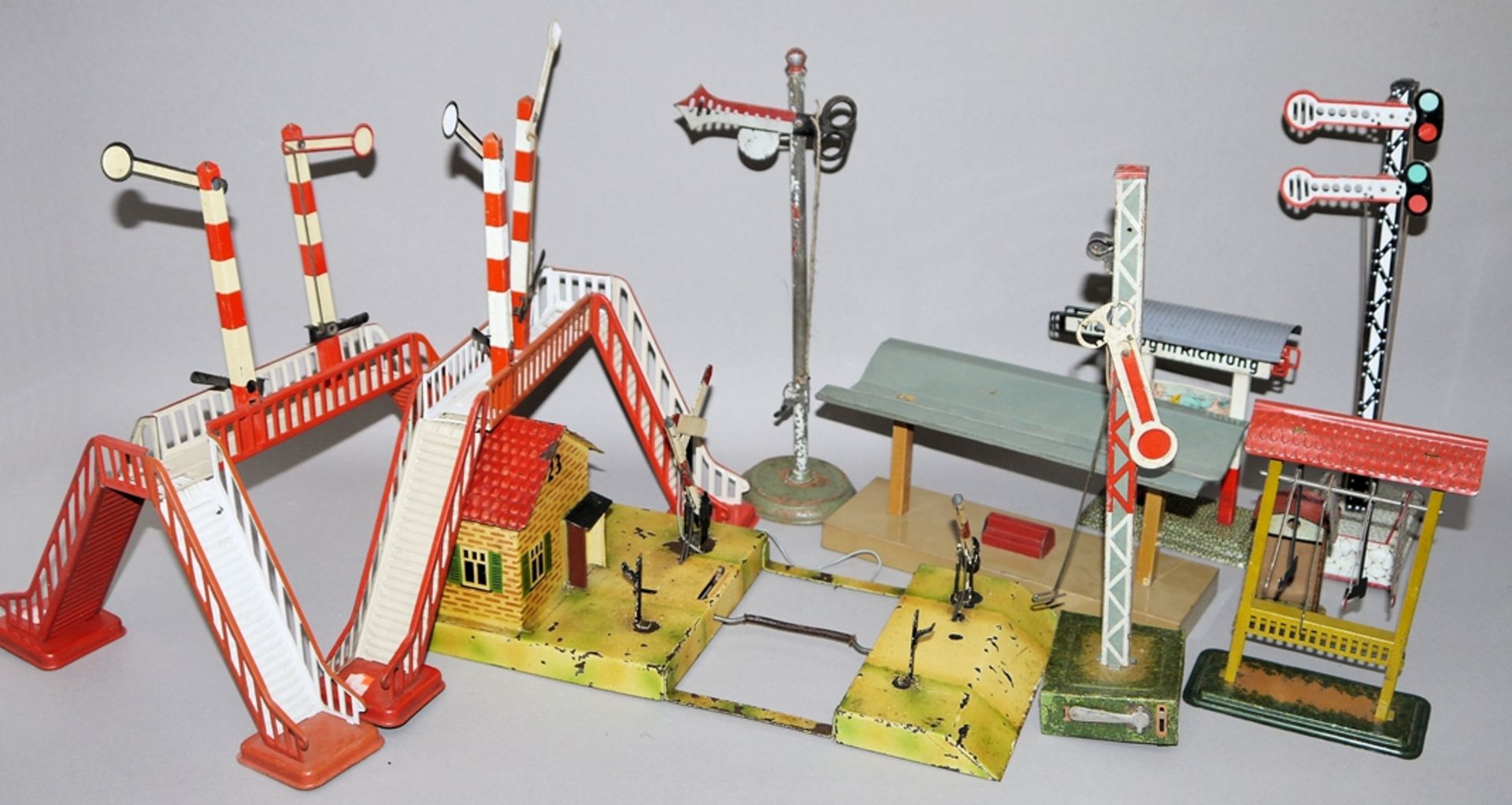 Umfangreiche Sammlung Spur 0 Eisenbahnzubehör, u.a. Bahnhöfe, Signale, 30 Teile verschiedene Herste - Bild 2 aus 4