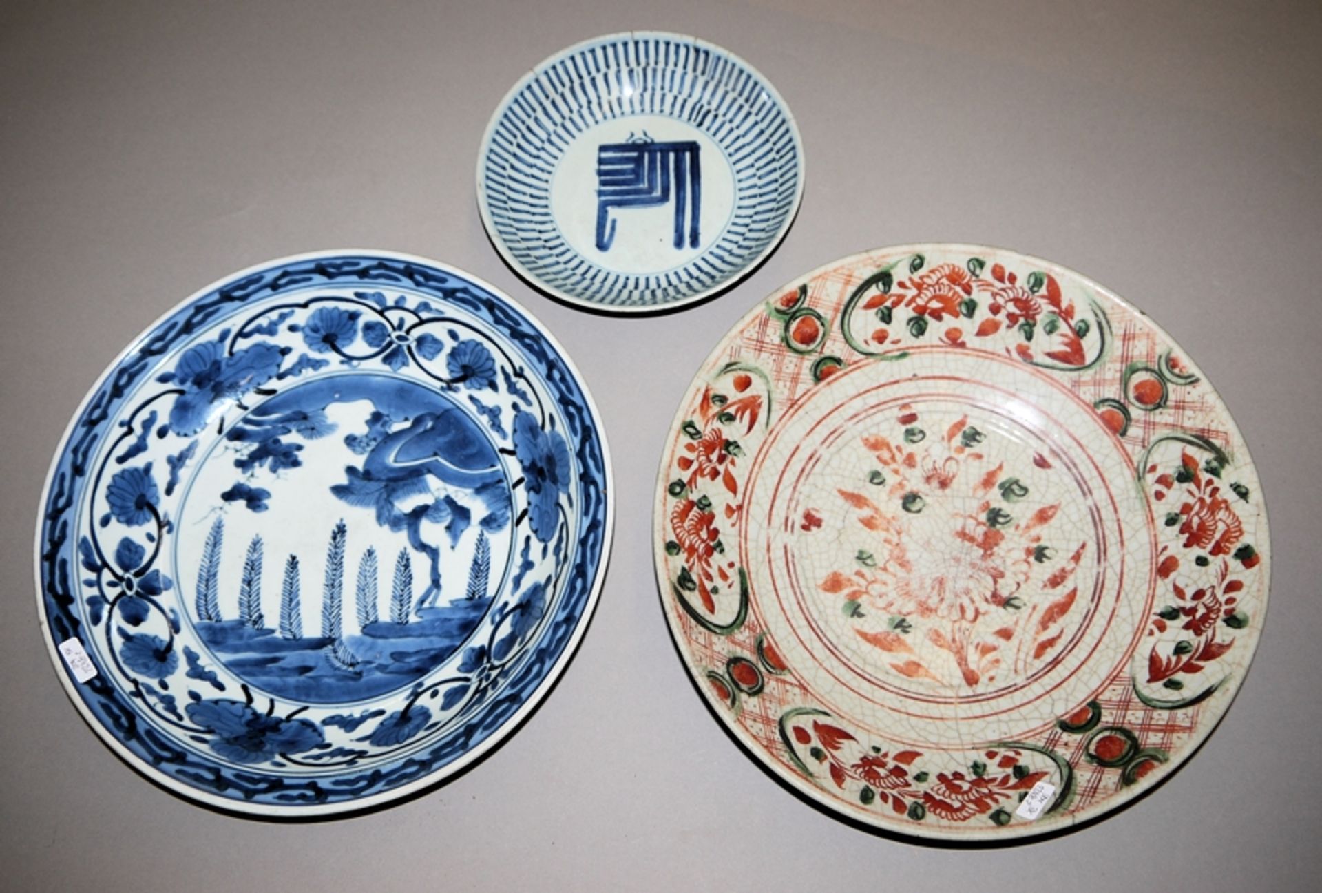Drei Porzellanteller der chinesischen Ming- und Qing-Zeiten