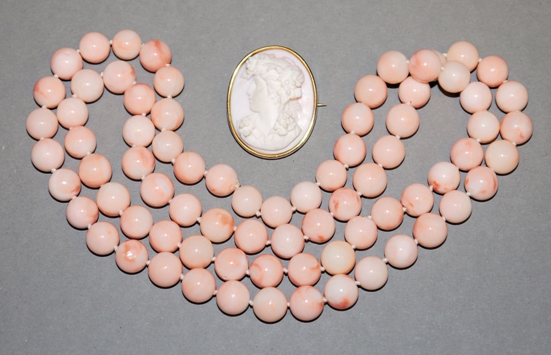 Engelskorallen-Kette & Engelskorallen-Kameen-Brosche, Gold