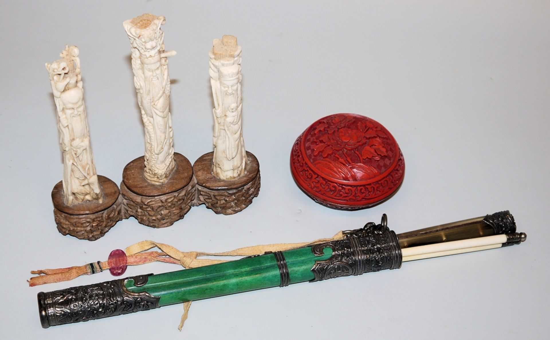 Ein chinesisches Essbesteck, die drei Glücksgötter und eine Schnitzlackdose